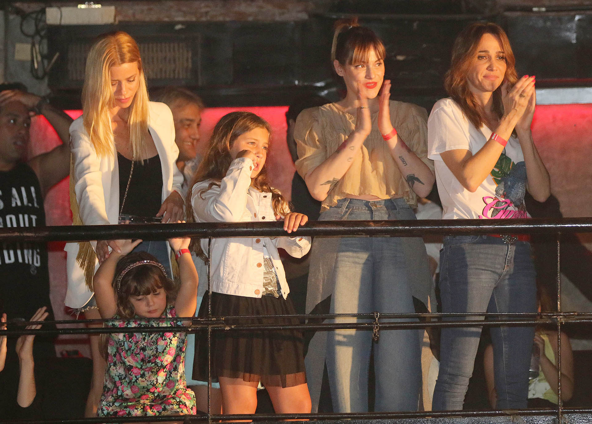 Nicole Neumann y sus hijas observan el recital junto a Connie Ansaldi (Verónica Guerman)