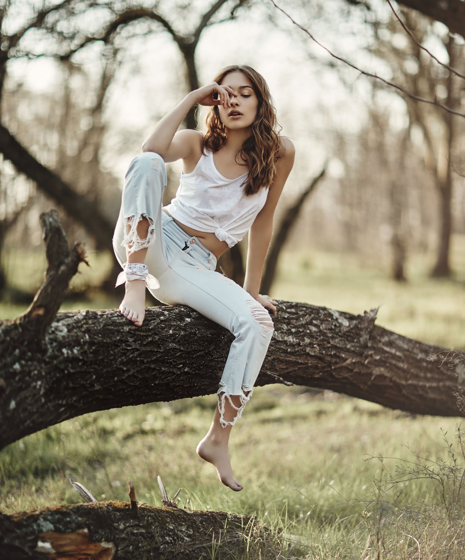 Musculosa de algodón ($ 690, Levi´s) y jean con roturas en la botamanga y la rodilla ($ 2.100, DeLaOstia). Foto Ana Fanelli/ Para Ti