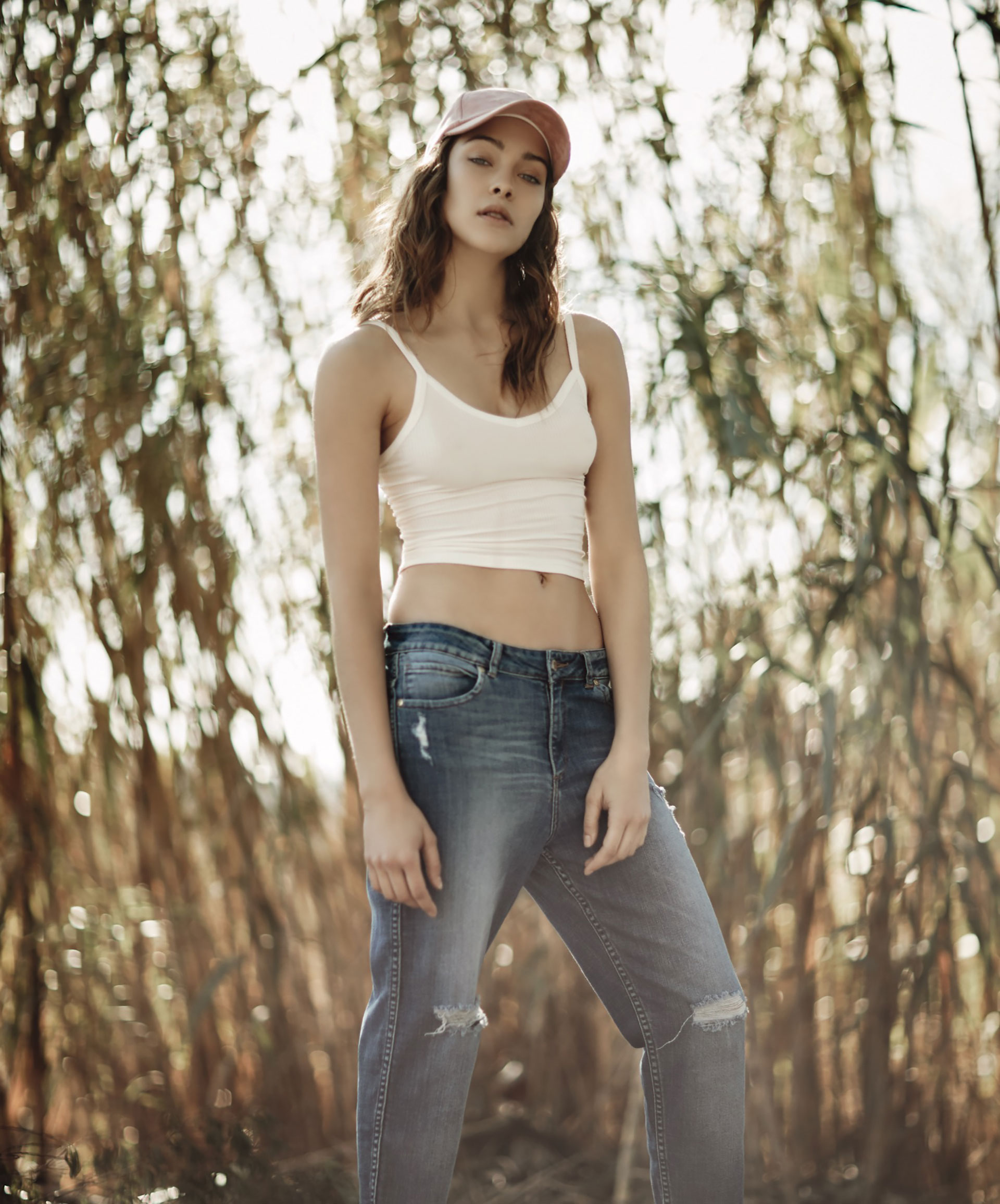 Musculosa de morley ($ 289, Peuque), jean boyfriend ($ 2.900 Vitamina) y cap (Ver). Foto Ana Fanelli/ Para Ti