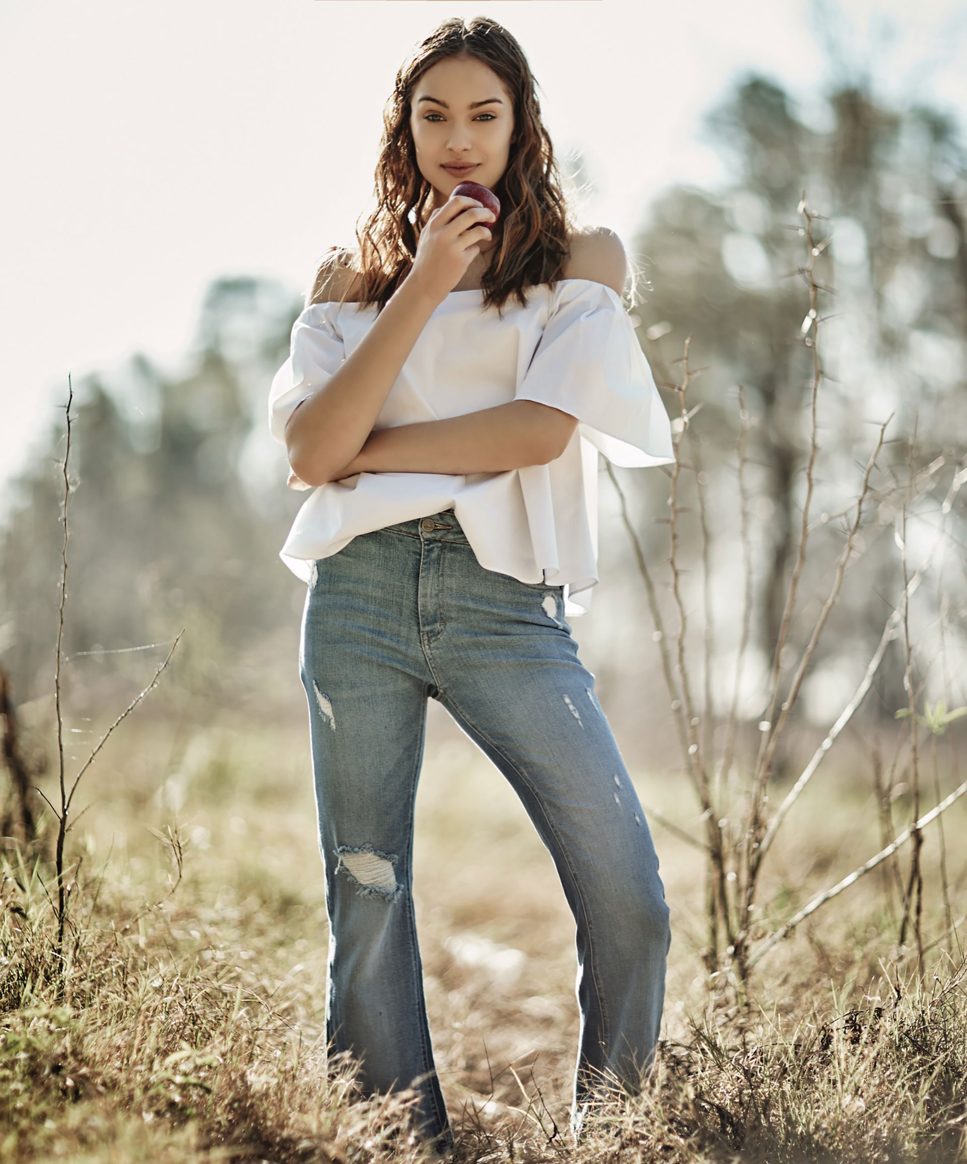 Blusa off the shoulder con vuelo ($ 700, Zhoue) y jean Oxford ($ 2.100, Melocotón). Foto Ana Fanelli/ Para Ti