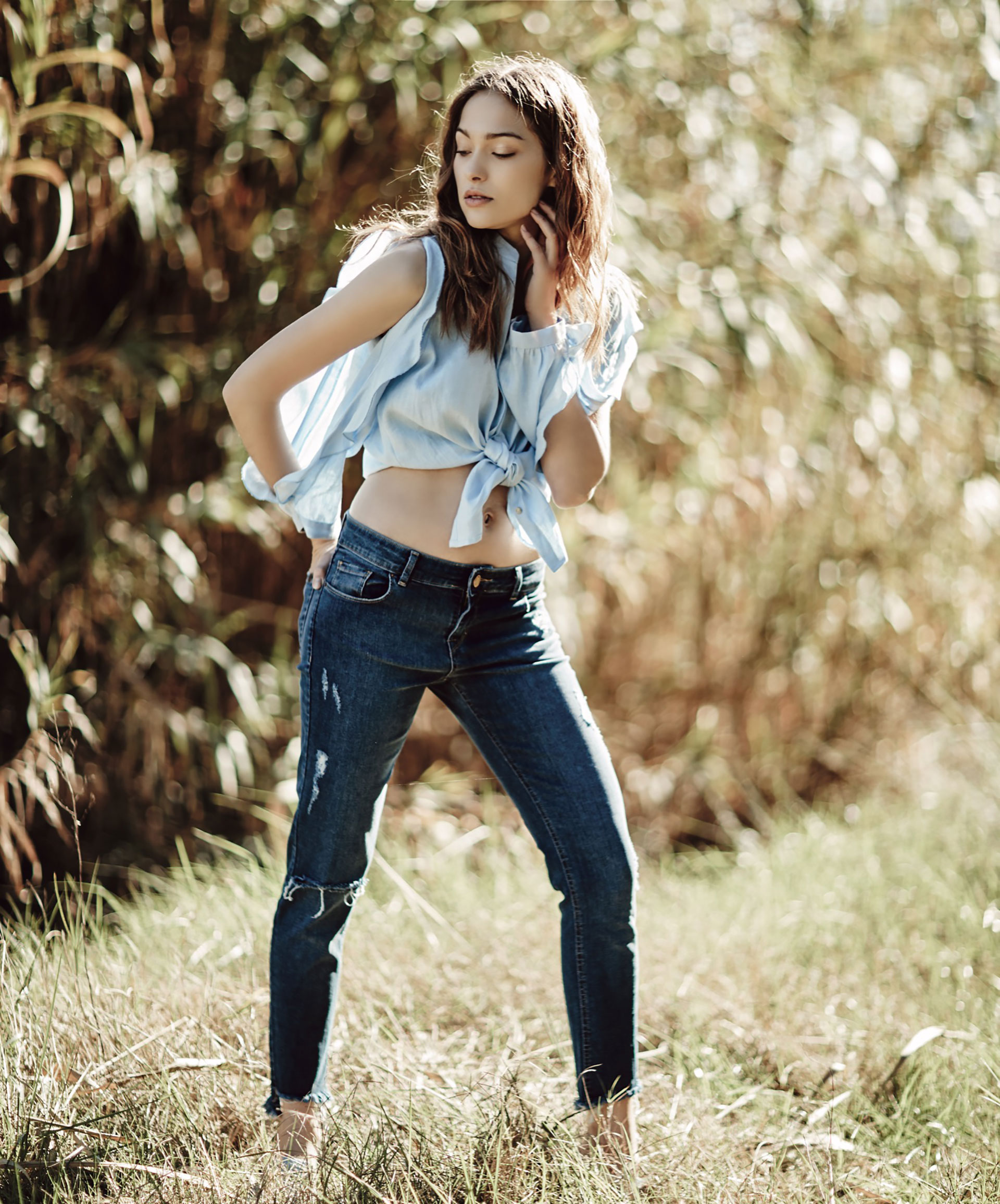 Blusa off the shoulder (Melocotón) y jean de tiro bajo ($ 2.500, Uma). Foto Ana Fanelli/ Para Ti