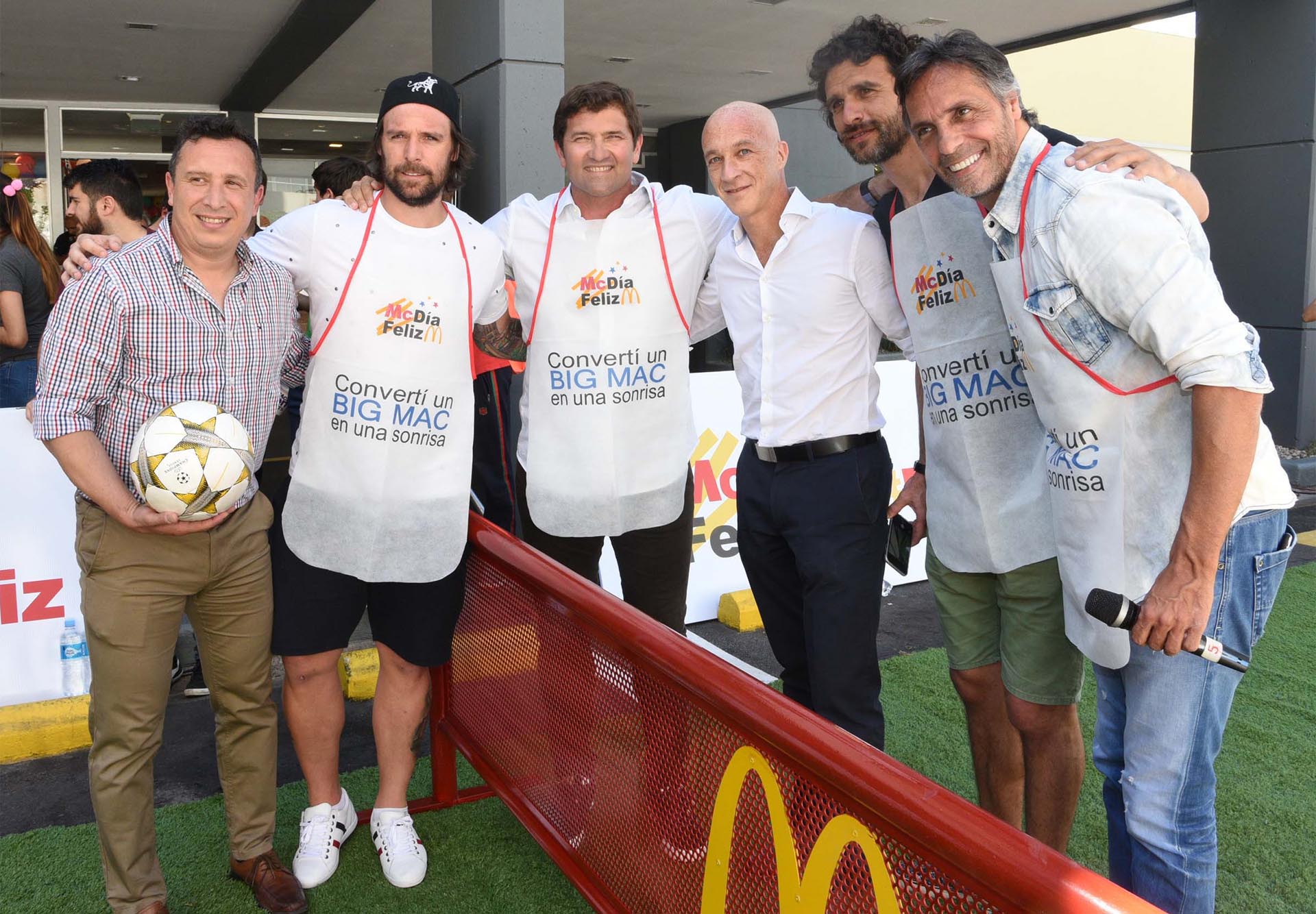 Fernando Cavenaghi, Rubén Capria y Gustavo López. Gracias a la participación de toda la comunidad, la edición 2016 de McDía Feliz en Argentina alcanzó la venta de más de 200 mil Big Mac, logrando así una recaudación de $12.642.000, que fueron destinados al sostenimiento y mantenimiento de las 4 Casas que existen en el país (ubicadas en Buenos Aires, Bahía Blanca, Córdoba y Mendoza), las 3 Salas Familiares, la Unidad Pediátrica Móvil y la Unidad de Promoción de Hábitos Saludables. Desde sus inicios, la Asociación La Casa de Ronald McDonald colaboró, a través de sus 9 programas, con más de 135 mil niños y familias en Argentina