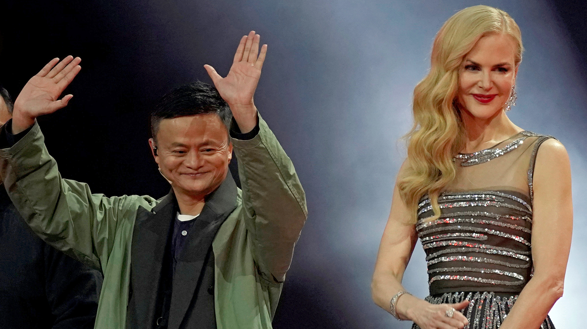 Jack Ma, Presidente de Alibaba Group, y la actriz Nicole Kidman asisten a un espectáculo durante el festival global de compras del Día del Soltero de Alibaba Group en Shanghai, China, el 10 de noviembre de 2017. (Reuters)