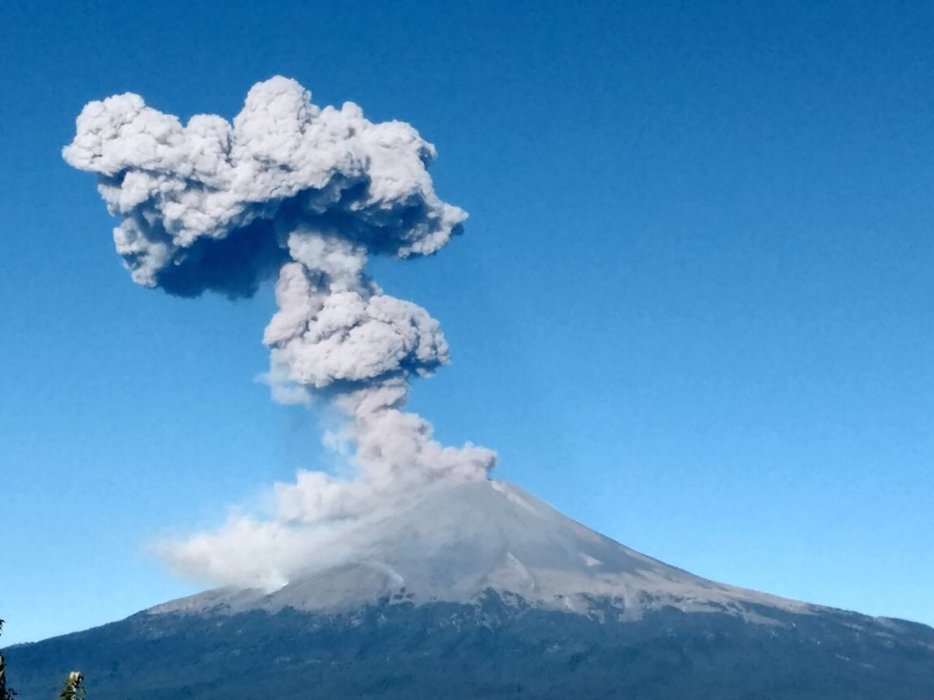El volcán Popocatepetl, ubicado a 72 km de la Ciudad de México, ha venido registrando numerosas exhalaciones de baja intensidad desde fines de septiembre.