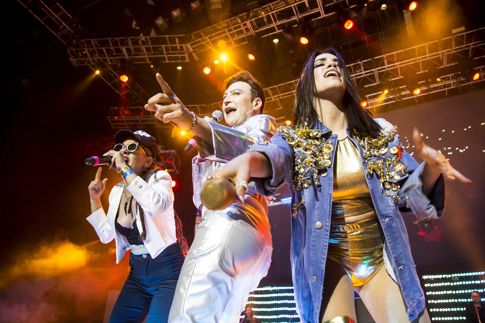 Con Miss Bolivia, Lali interpretó “Tu Revolución” y luego se sumó Leo García para cantar “Tomate el Palo”