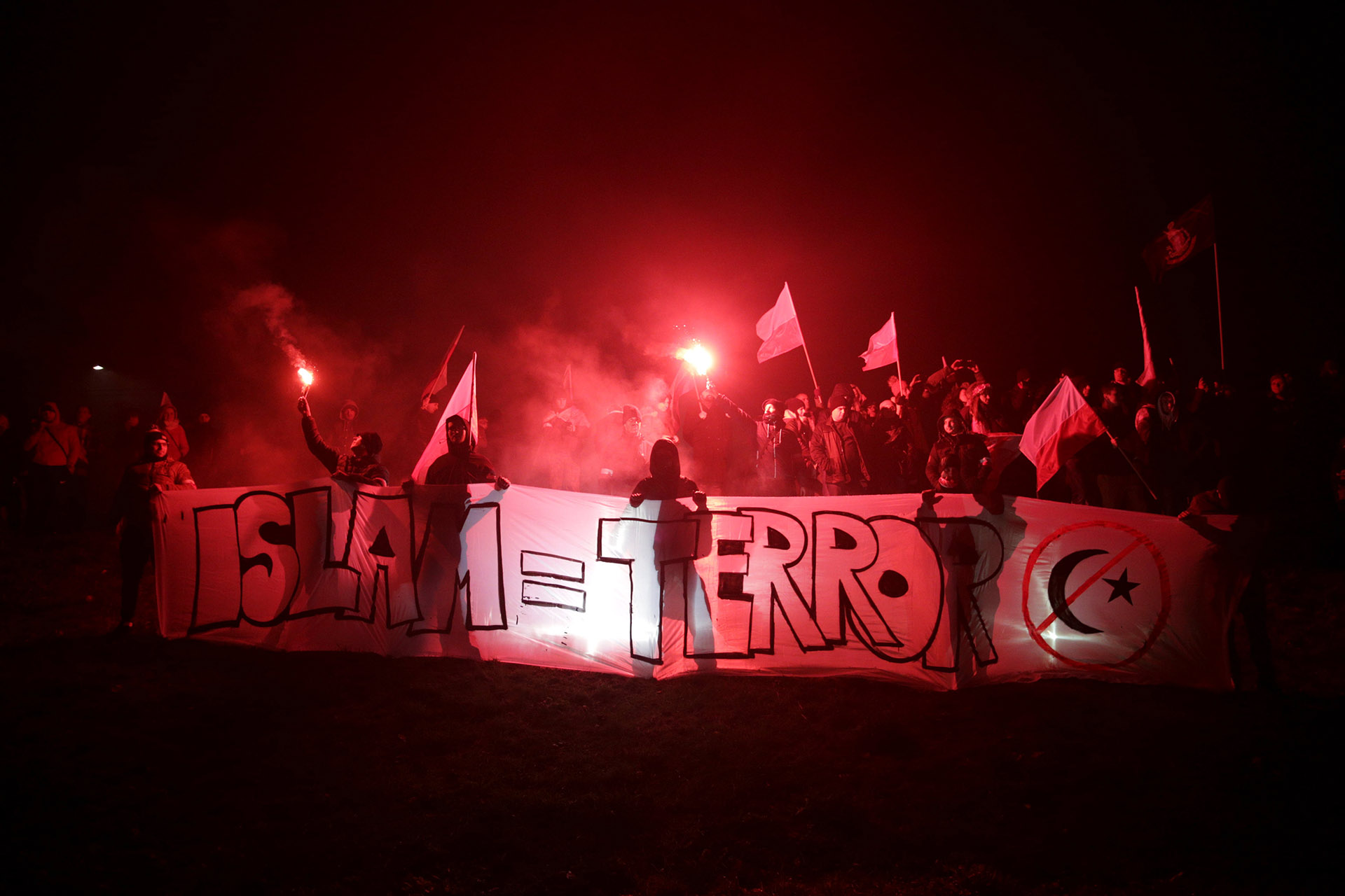 Además de los clásicos “Dios, honor y patria” y “Gloria a los héroes”, también se escucharon lemas xenófobos: “Polonia pura, polonia blanca”, “Largaos con los refugiados” o “A golpe de martillo, a golpe de hoz, acabemos con la gentuza roja”, este último, entendido como anticomunista y antirruso