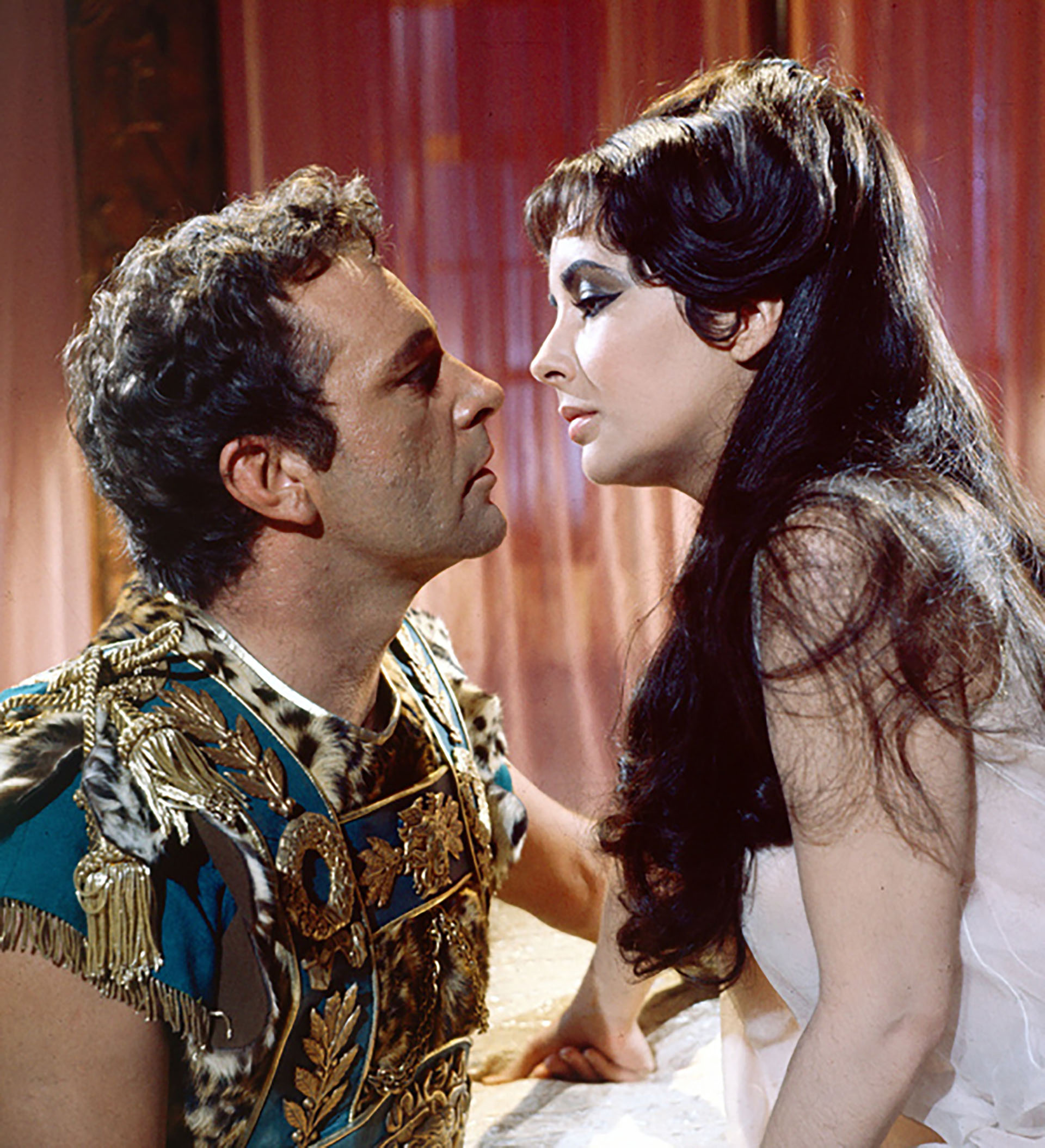 Liz Taylor y Richard Burton como Cleopatra y Marco Antonio