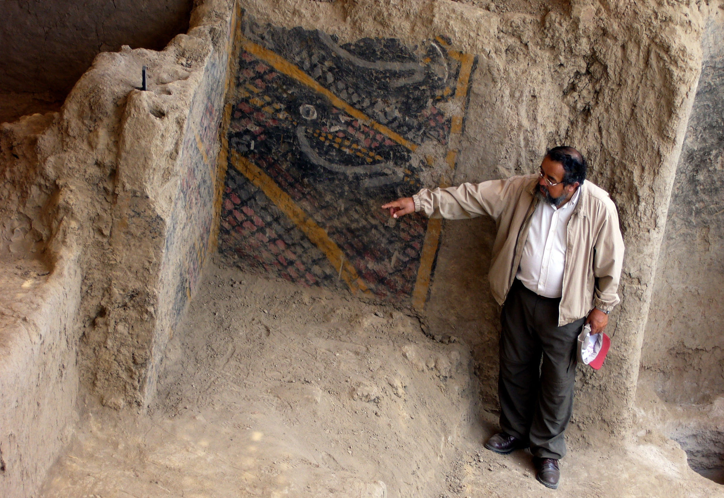 El arqueólogo Walter Alva muestra el que se supone ser el mural más antiguo de América, en un templo de Chiclayo, 1000 kilómetros al norte de Lima (AFP/archivo)