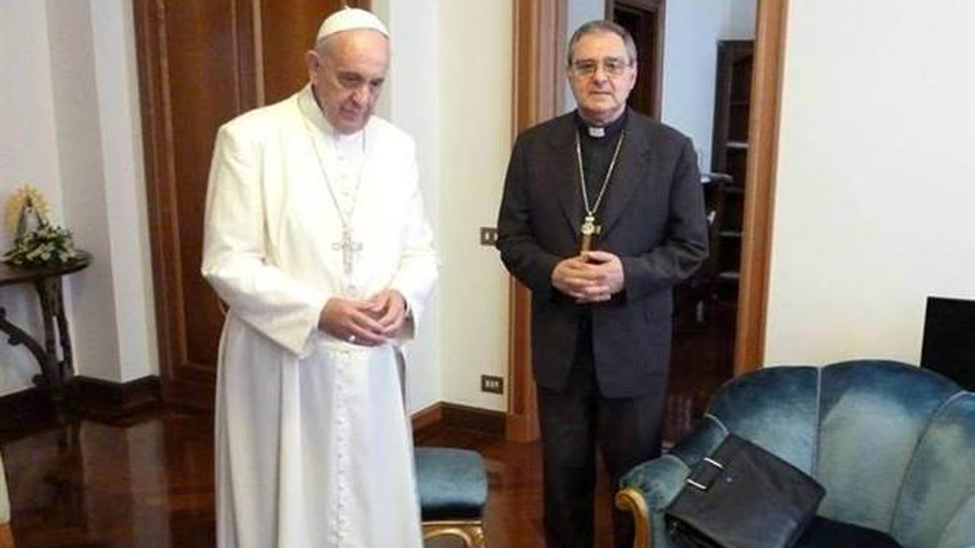 El papa Francisco junto a Oscar Ojea, presidente de la Conferencia Episcopal Argentina