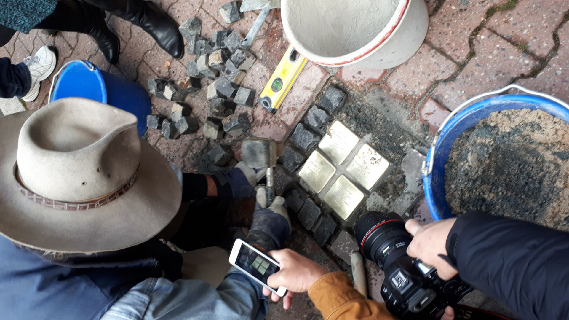 Una piedra conmemorativa fue colocada en la puerta de entrada de la casa que perteneció a los Cohn en Frankfurt antes de ser trasladados al campo de concentración de Minsk, en Bielorrusia (Ofer Aderet)
