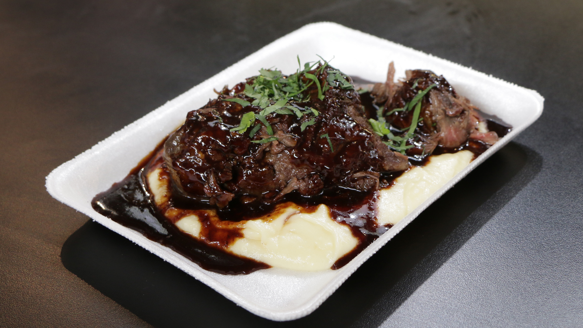 Ternera braseada con crema de papas, trufas y salsa de vino tinto. Uno de los pesos pesados.