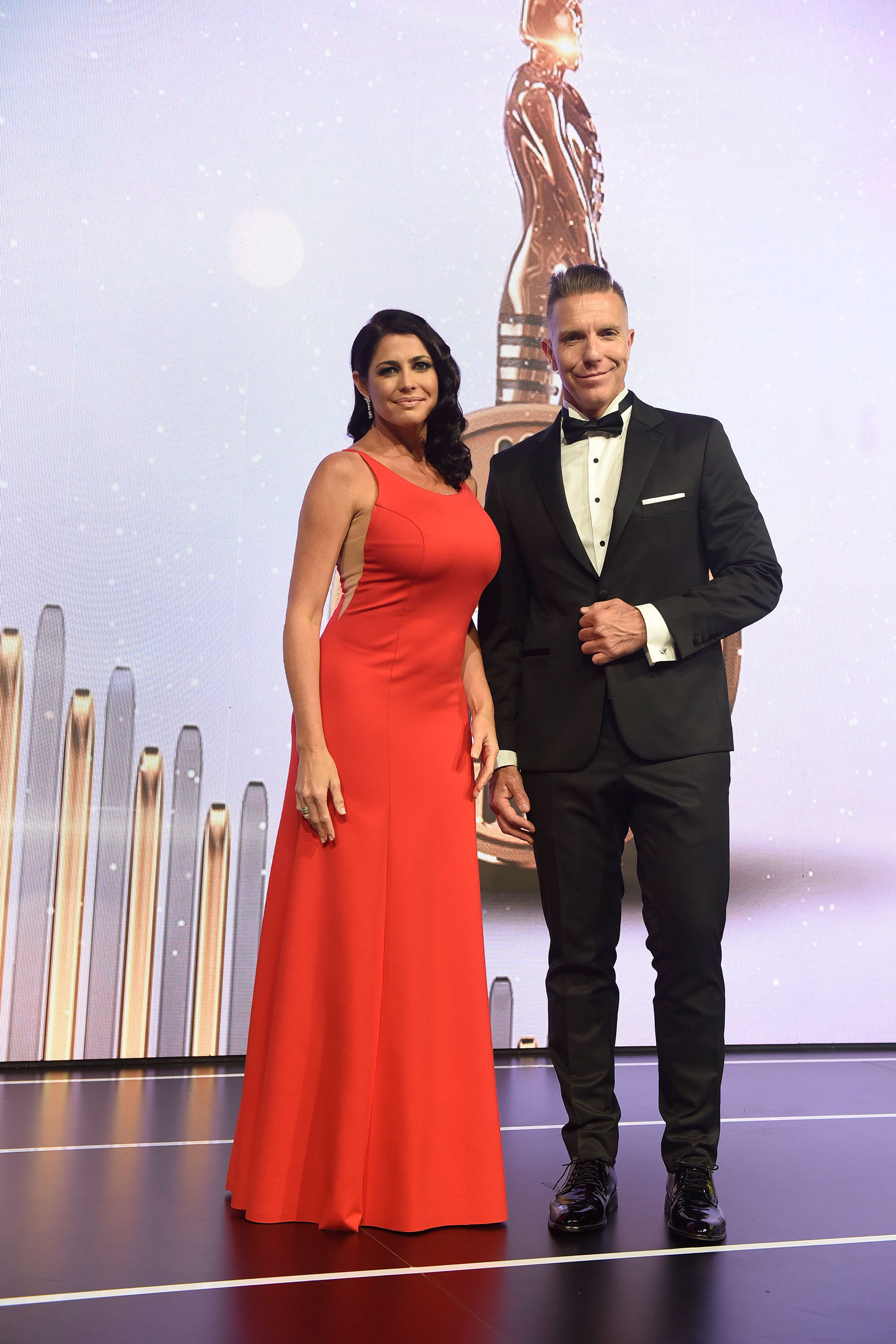 Los conductores del gran evento de la radio: Alejandro Fantino y Pamela David. ¡Súper elegantes!