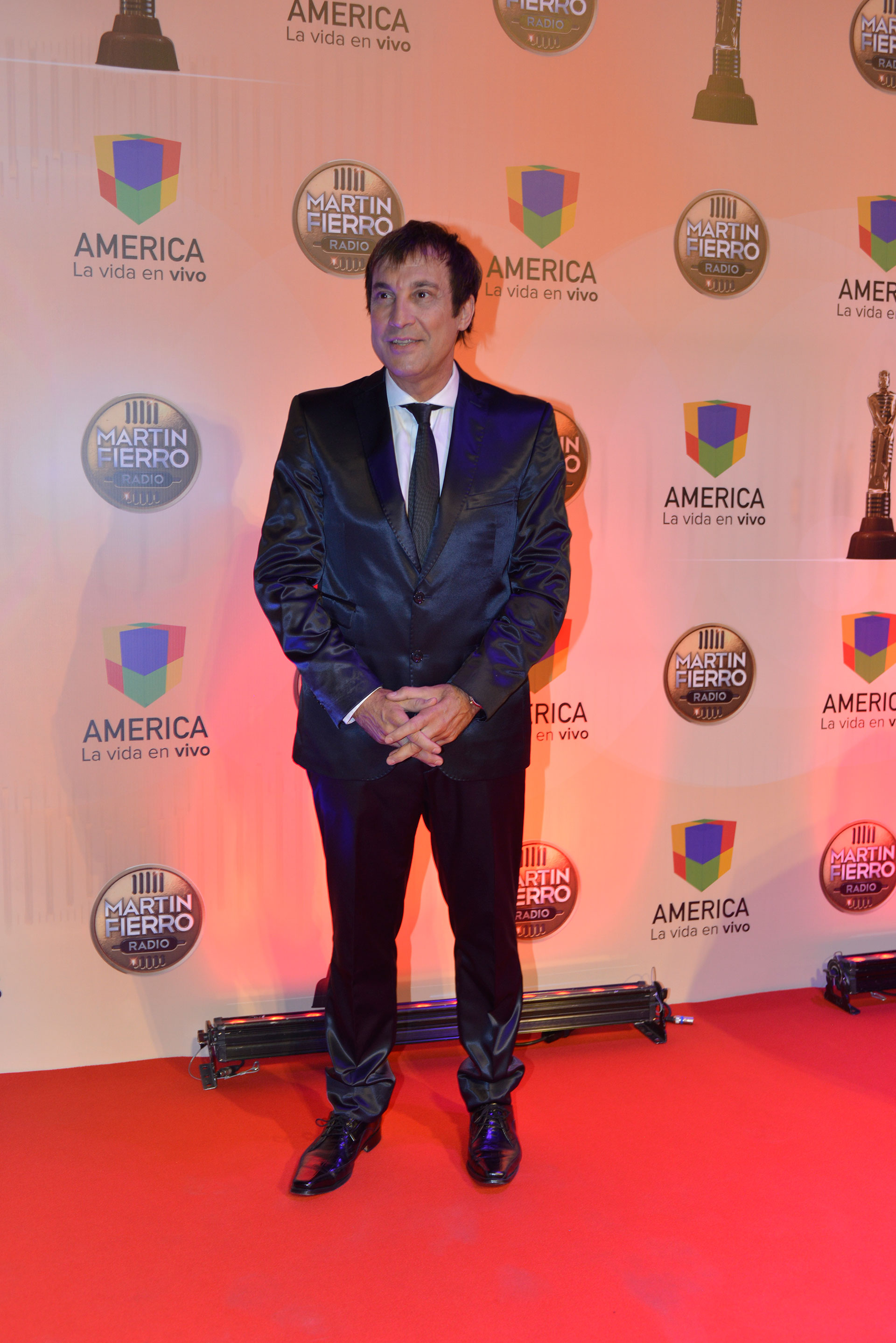 Paulo Vilouta con un smoking negro.