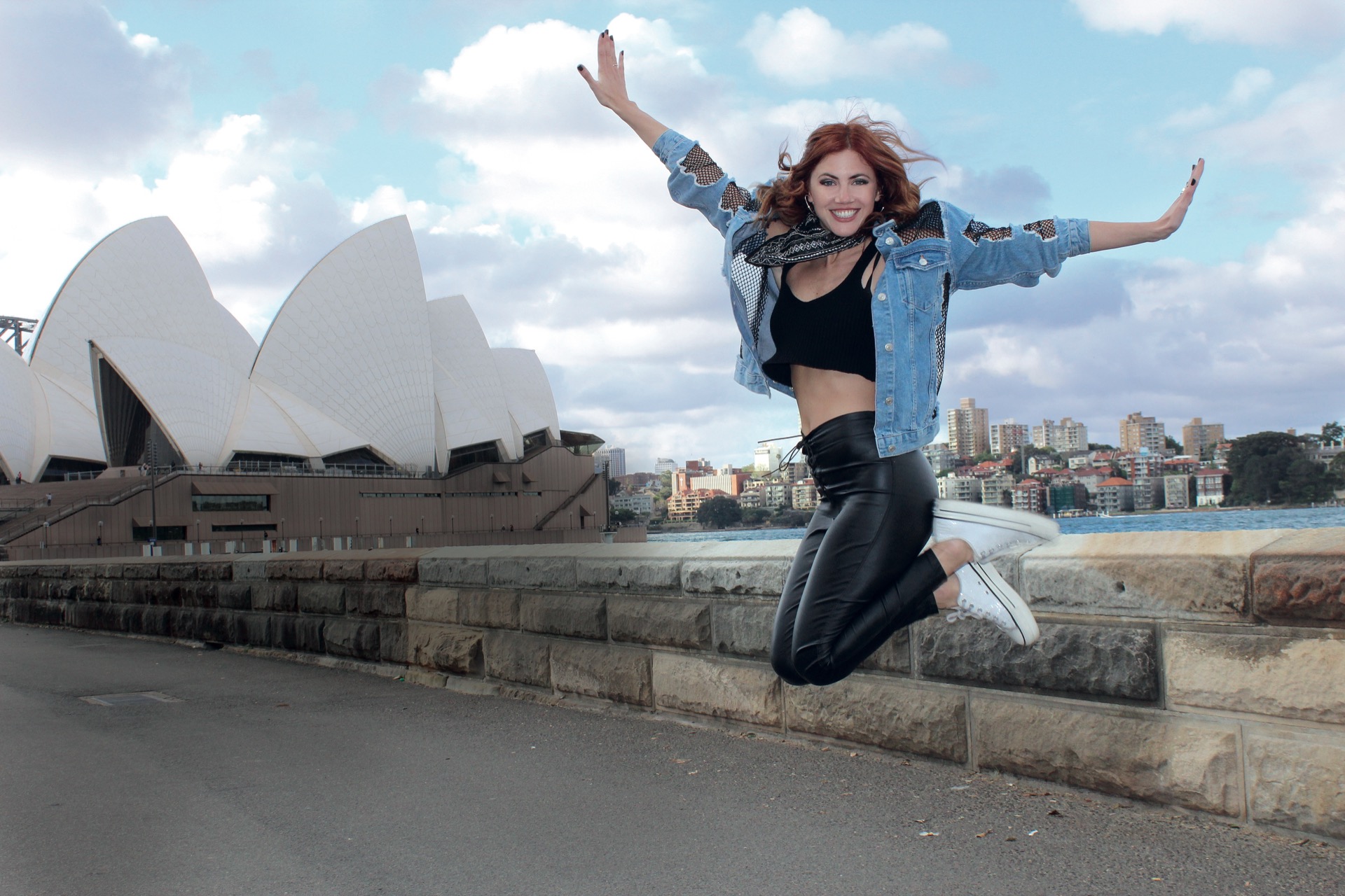 Frente a la Opera de Sydney, en su primer viaje a Australia, Stephanie salta como un canguro. Es el séptimo país que visita en el año gracias a su perfi l de influencer.