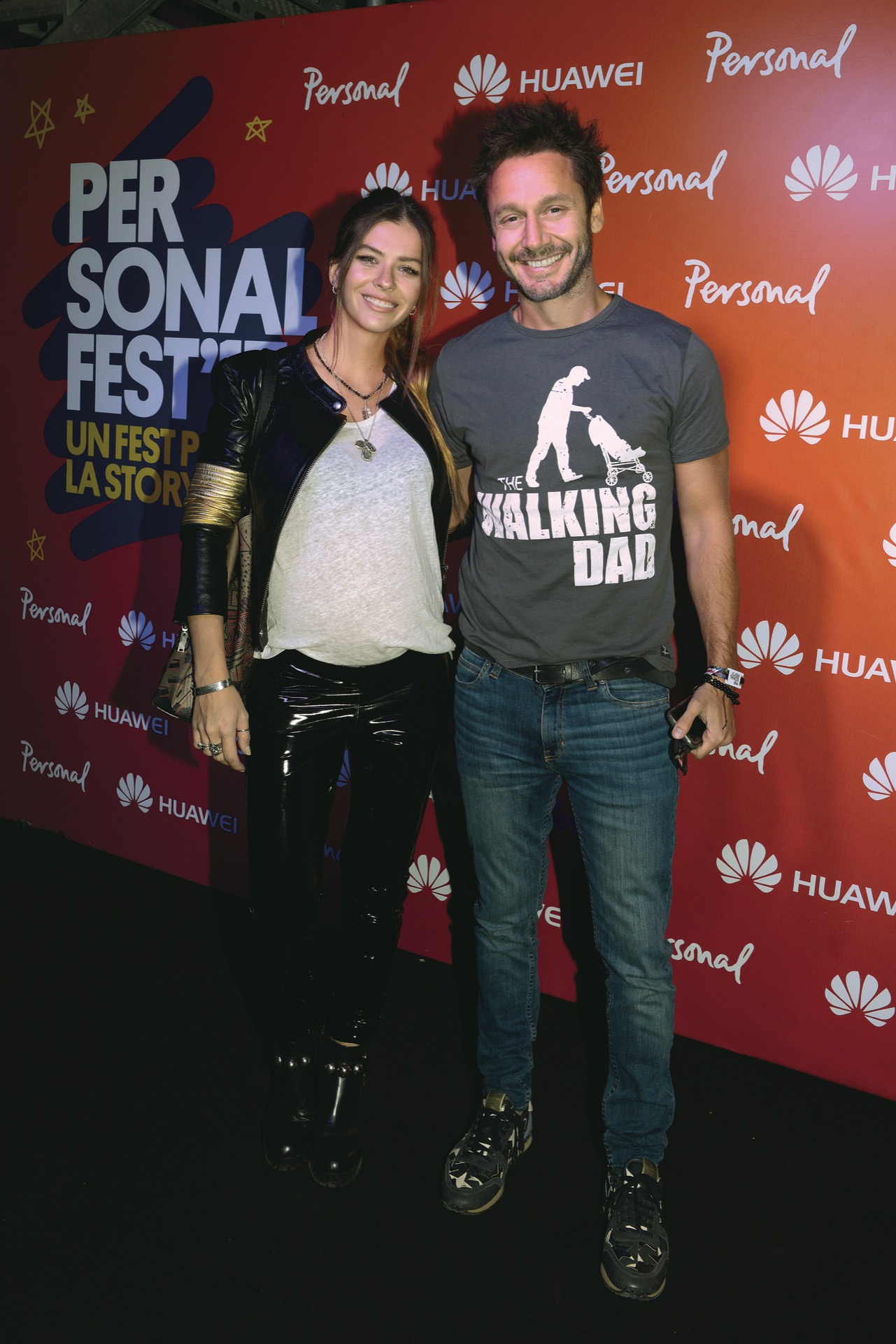 Con una prominente pancita ella y él con una ocurrente remera, que cruza el fanatismo por la serie Walking dead con su pronta paternidad bajo el slogan Walking dad . Foto: Maximiliano Vernazza/GENTE