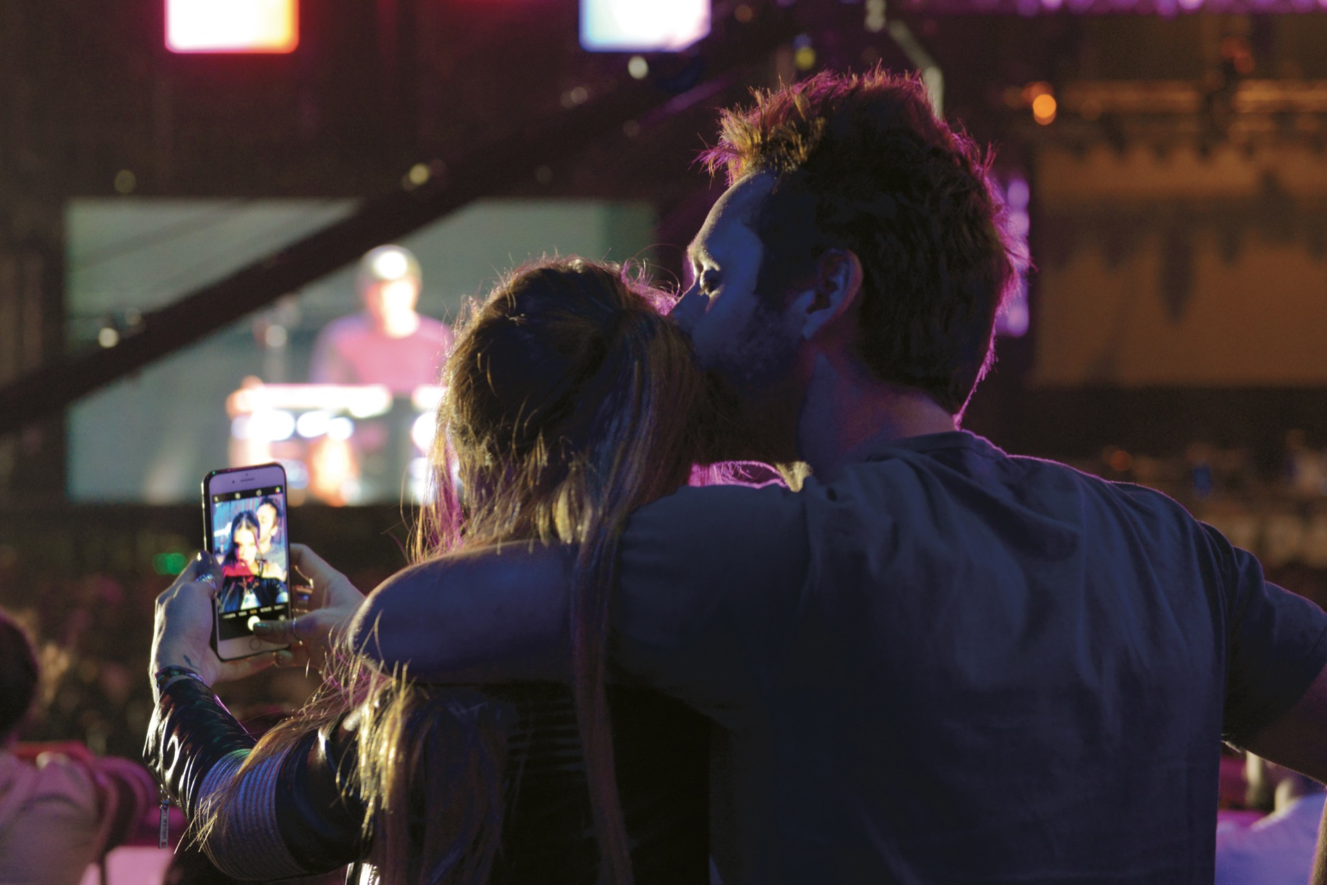 A los besos durante el show en el Club Ciudad. Fotos: Maximiliano Vernazza/GENTE