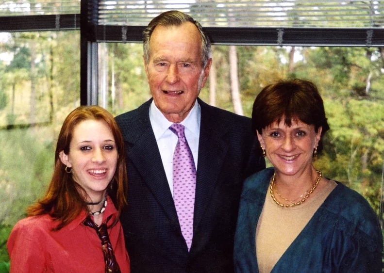 El ex presidente George H.W. Bush posa junto con Roslyn Corrigan y su madre, Sari Young en 2003 (Gentileza familia Corrigan)
