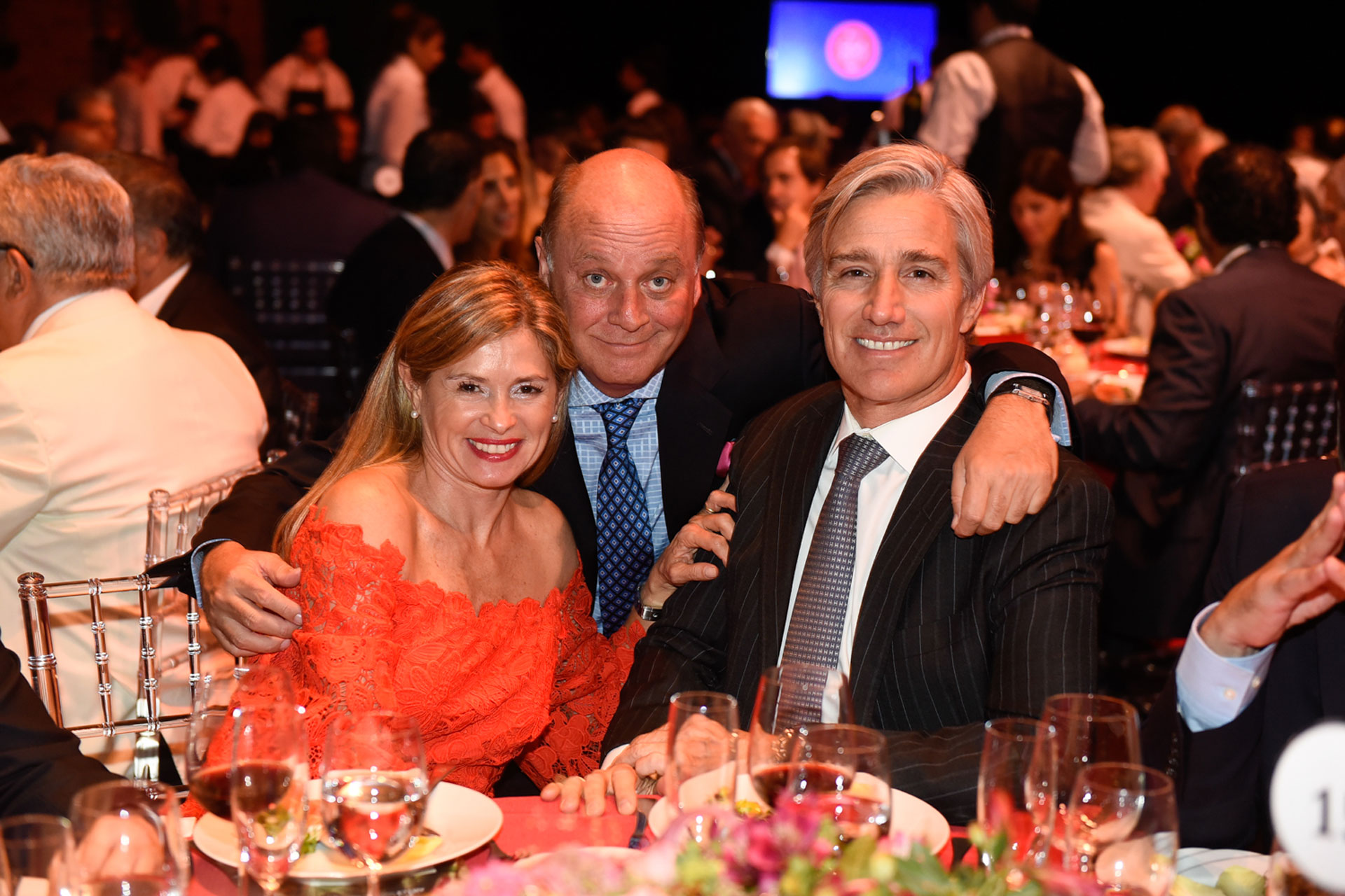 La senadora nacional, María Laura Leguizamón, junto a su marido Marcelo Figueiras, presidente de Laboratorios Richmond, y Martín Cabrales