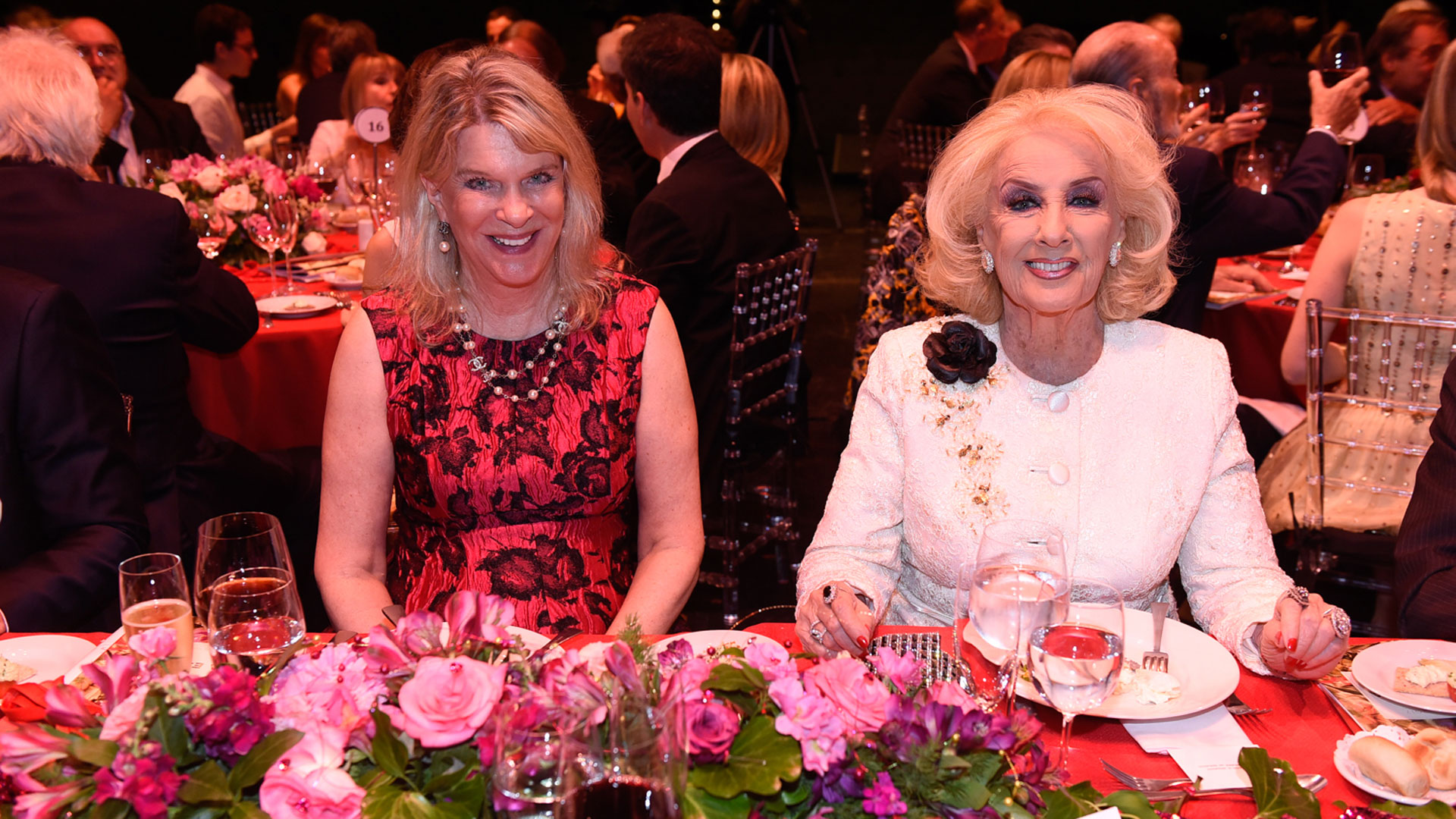 Eva Soldati y Mirtha Legrand en la mesa principal