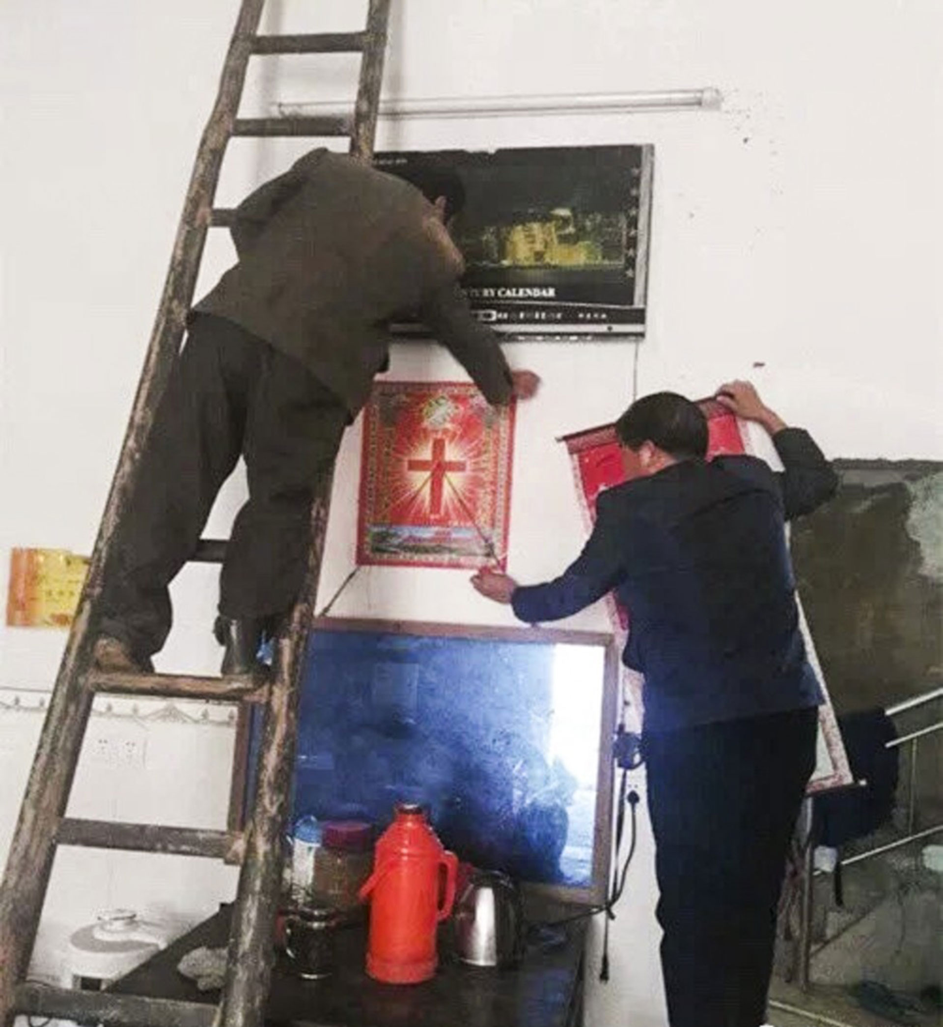 Símbolos de la fe cristiana están siendo retirados