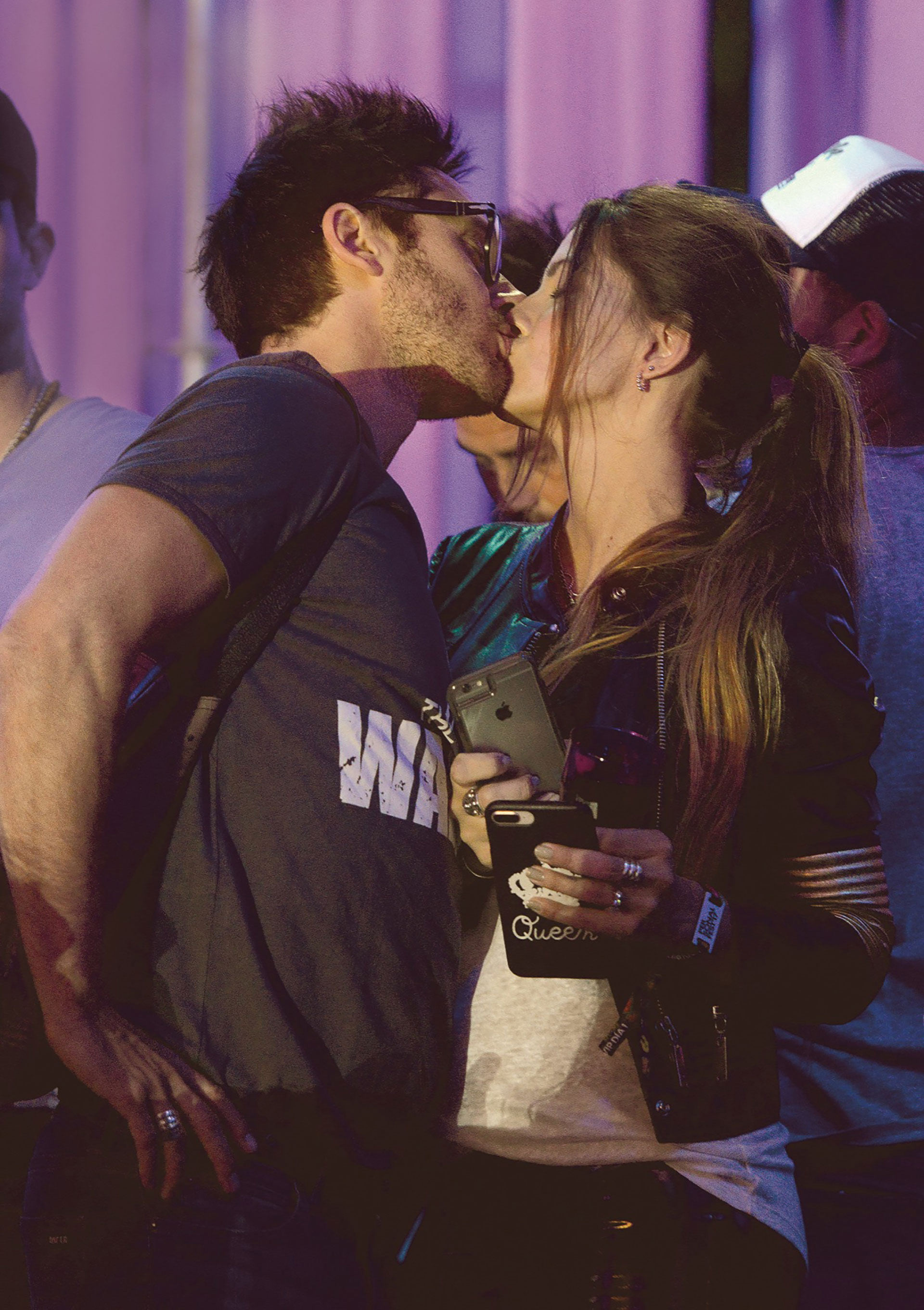 La China Suárez y Benjamín Vicuña, a los besos en el Personal Fest. La actriz está cursando el sexto mes de embarazo. Muy pronto, la pareja formalizará la relación con una gran casamiento