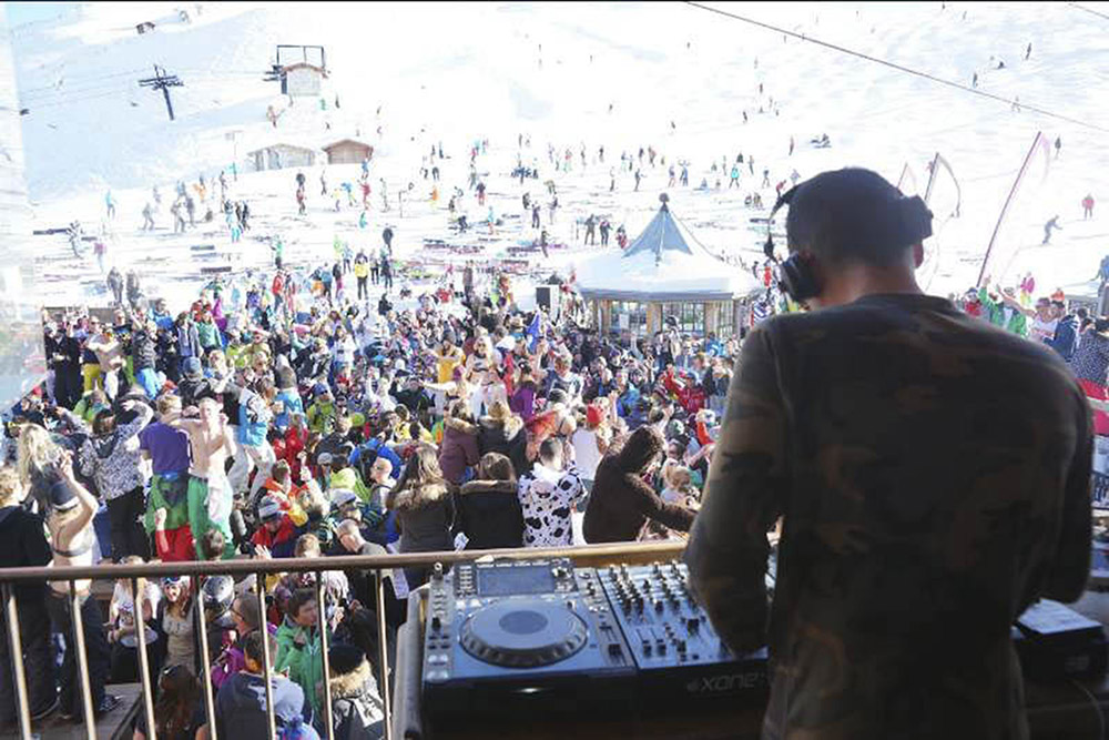 “La Folie Douce” en Val d’Isère-Tigneses (Francia) es, a partes iguales, un cabaret, una discoteca y un teatro que ofrece bebidas alcohólicas (La Folie Douce/The Washington Post)