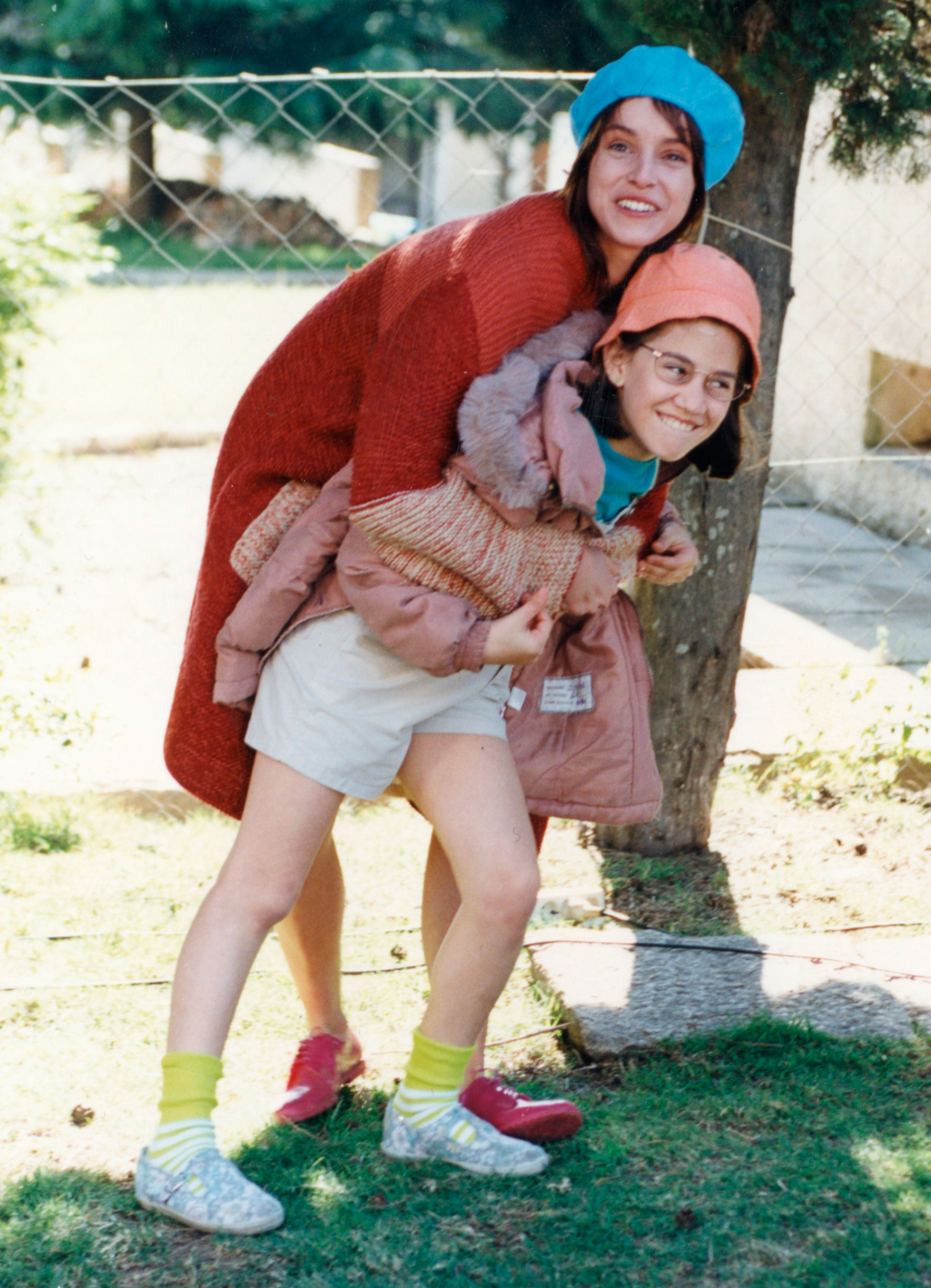 Junto a Ingrid Rubio, su hermana en la película. Foto: Archivo Atlántida Televisa