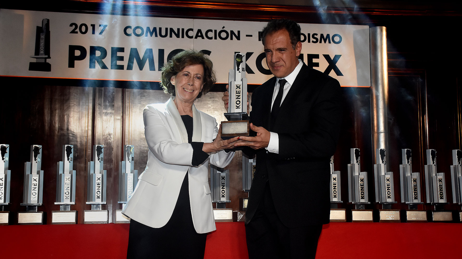 Infobae ganó el Konex de Platino en Emprendimientos Digitales. Su fundador, Daniel Hadad, recibió el premio de manos de Clara Mariño, integrante del Gran Jurado