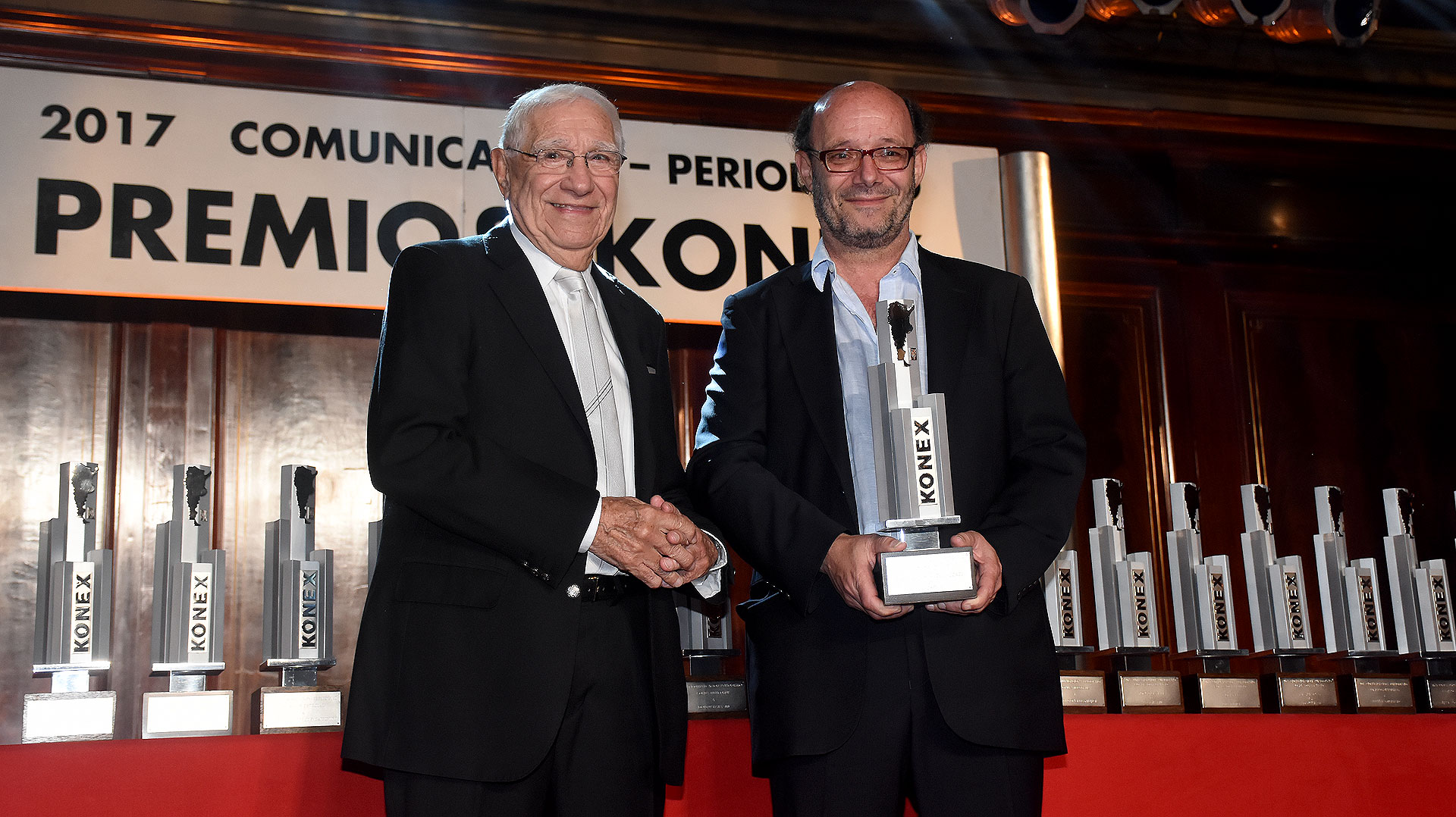 Enrique Macaya Márquez le entregó el Konex de Platino en Deportes a Ezequiel Fernández Moores