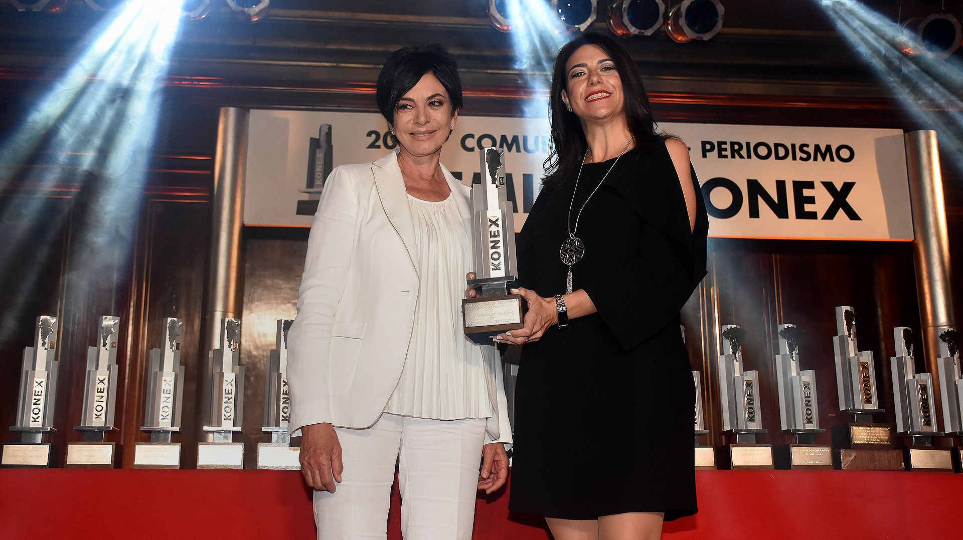 La periodista Mónica Gutiérrez le entregó el Konex de Platino a María Florencia Sabatini, categoría Comunicación Institucional