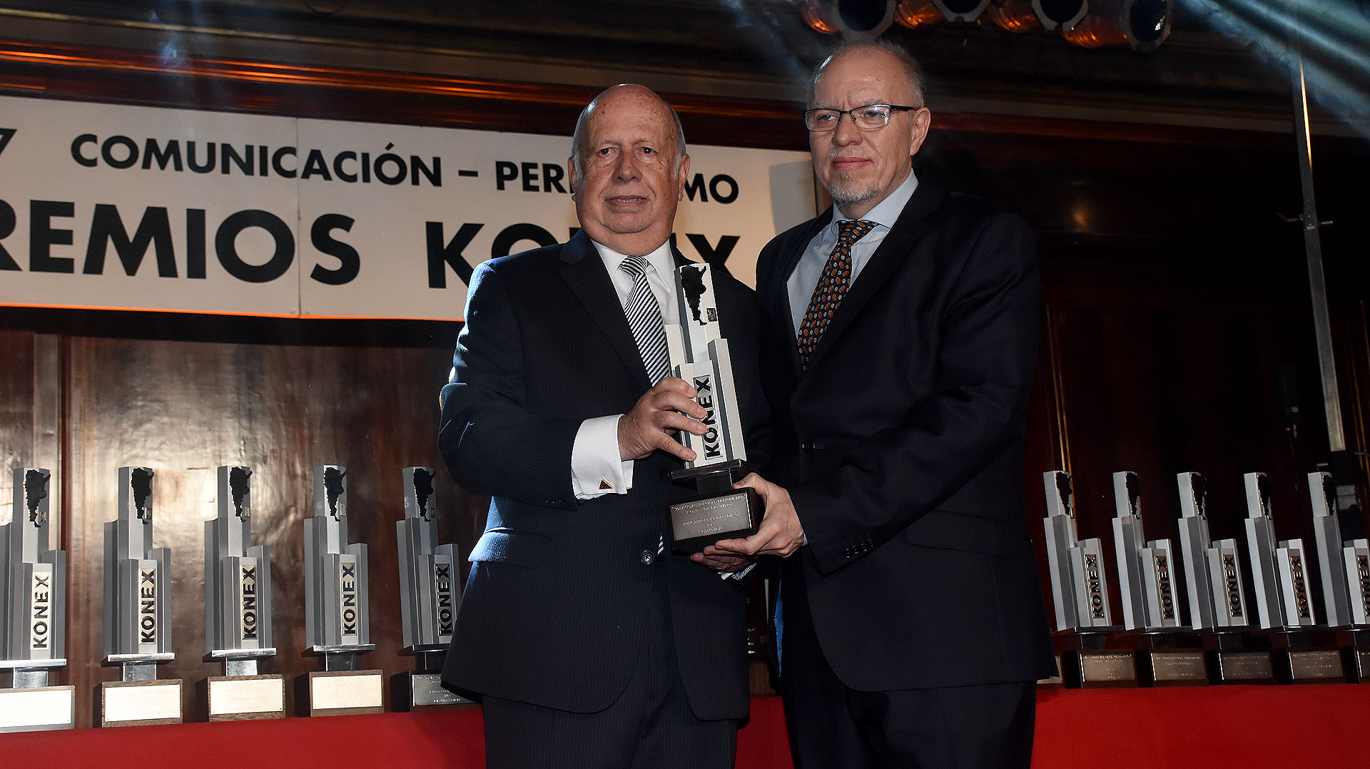 Jorge de Luján Gutiérrez junto a Jorge Fernández Díaz, Konex de Platino en Gráfica