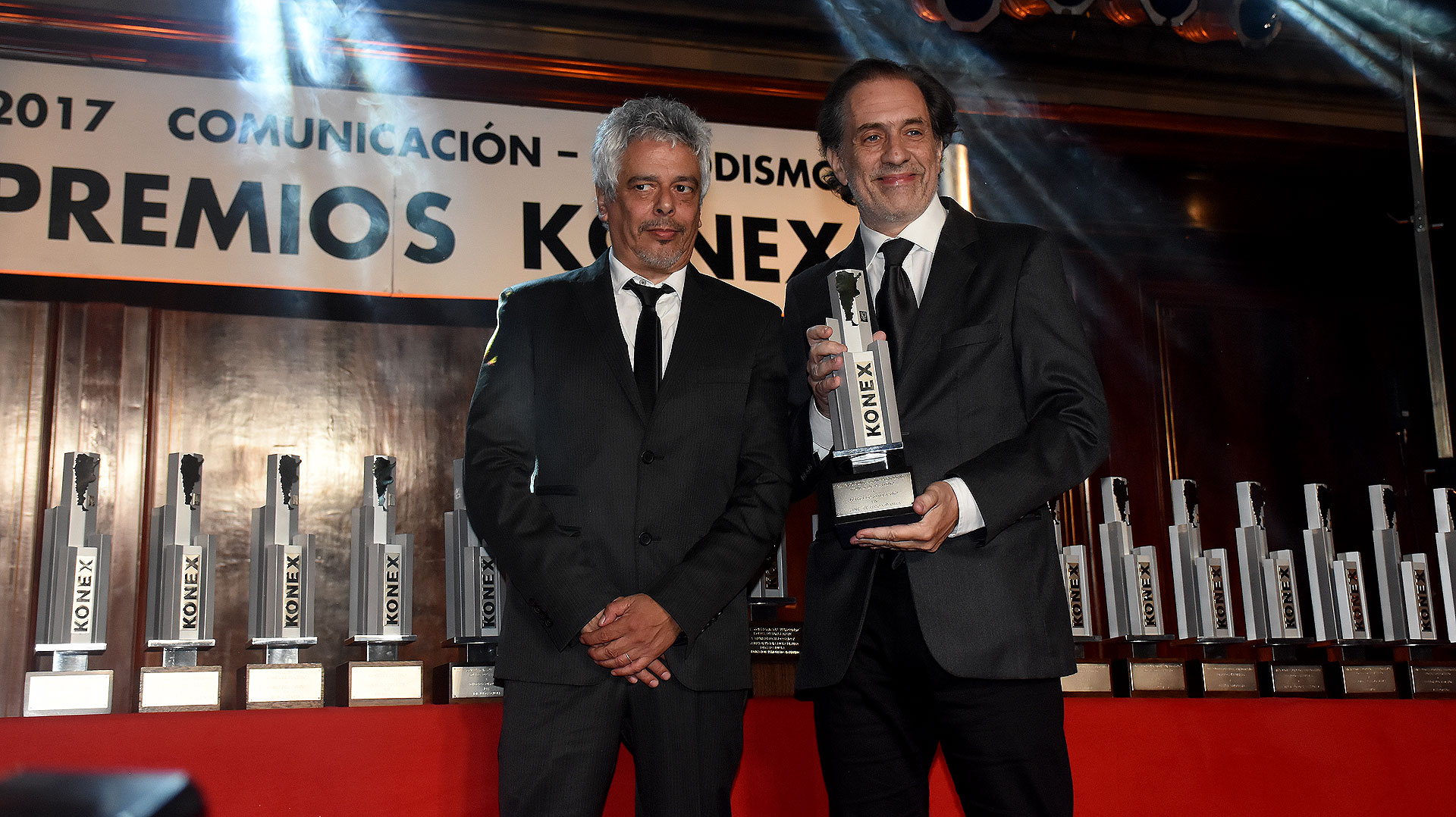 Marcelo Stiletano se adjudicó el Konex de Platino en Cine, Teatro y Danza. Recibió su premio de manos de Bobby Flores