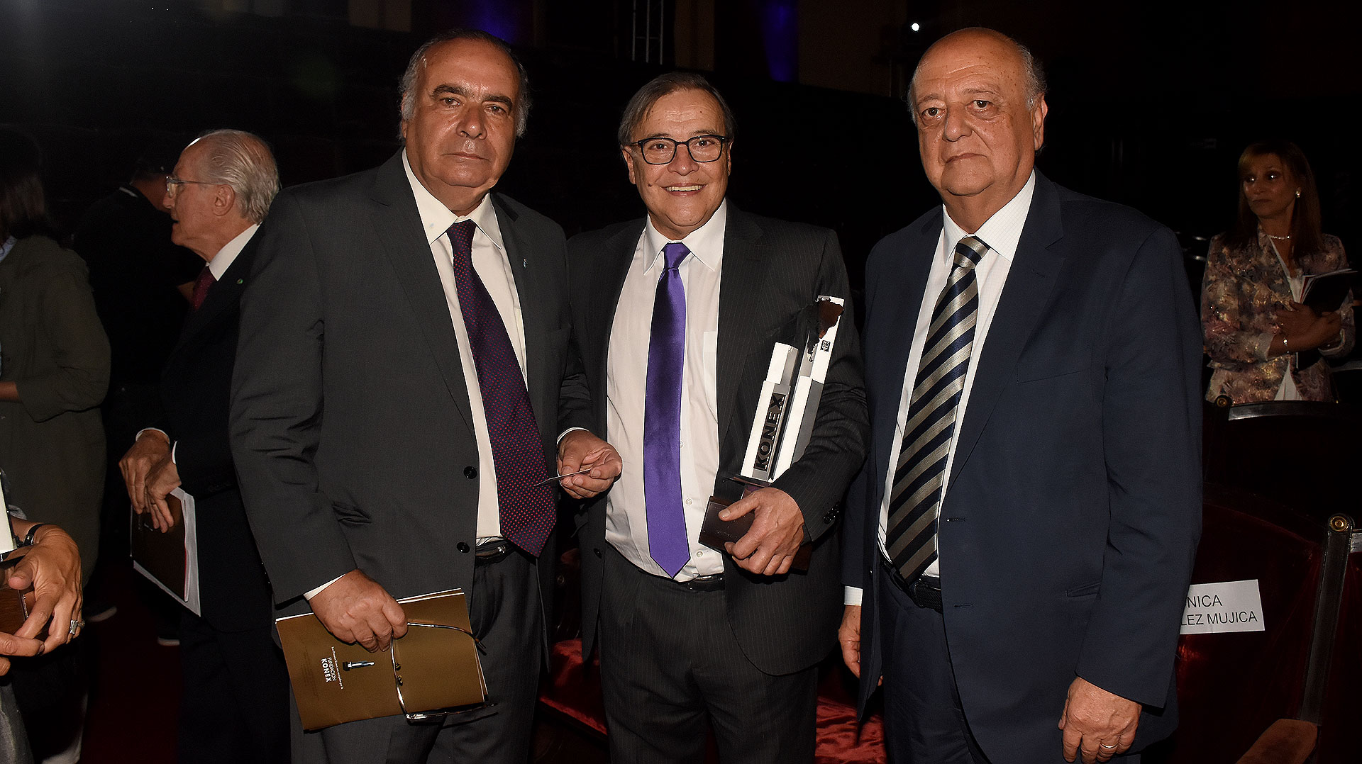 El embajador de Uruguay en la Argentina, Héctor Lescano; el ganador del Konex Mercosur Uruguay, Jorge Traverso; y el embajador de Chile en nuestro país, José Antonio Viera-Gallo