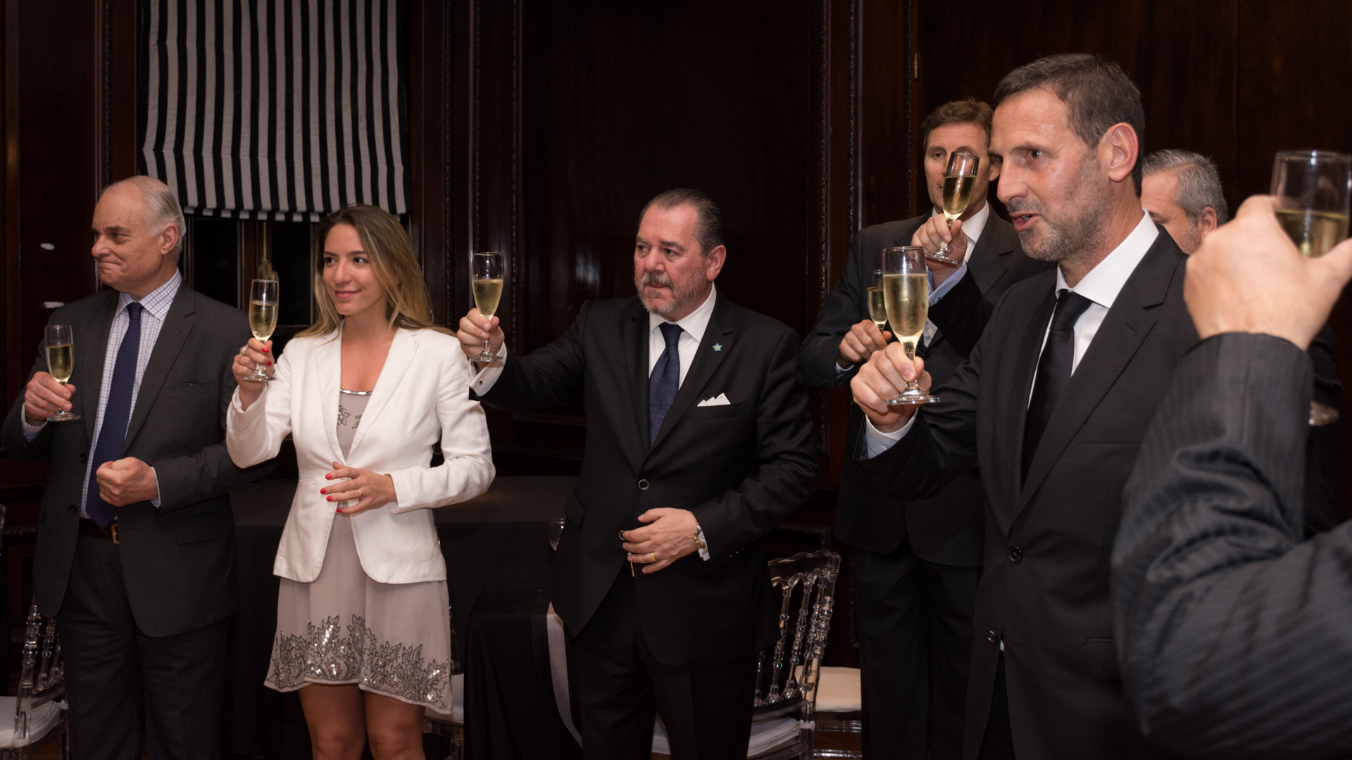 El brindis final junto a los invitados y expositores que debatirán sobre las finanzas del terrorismo y el crimen organizado
