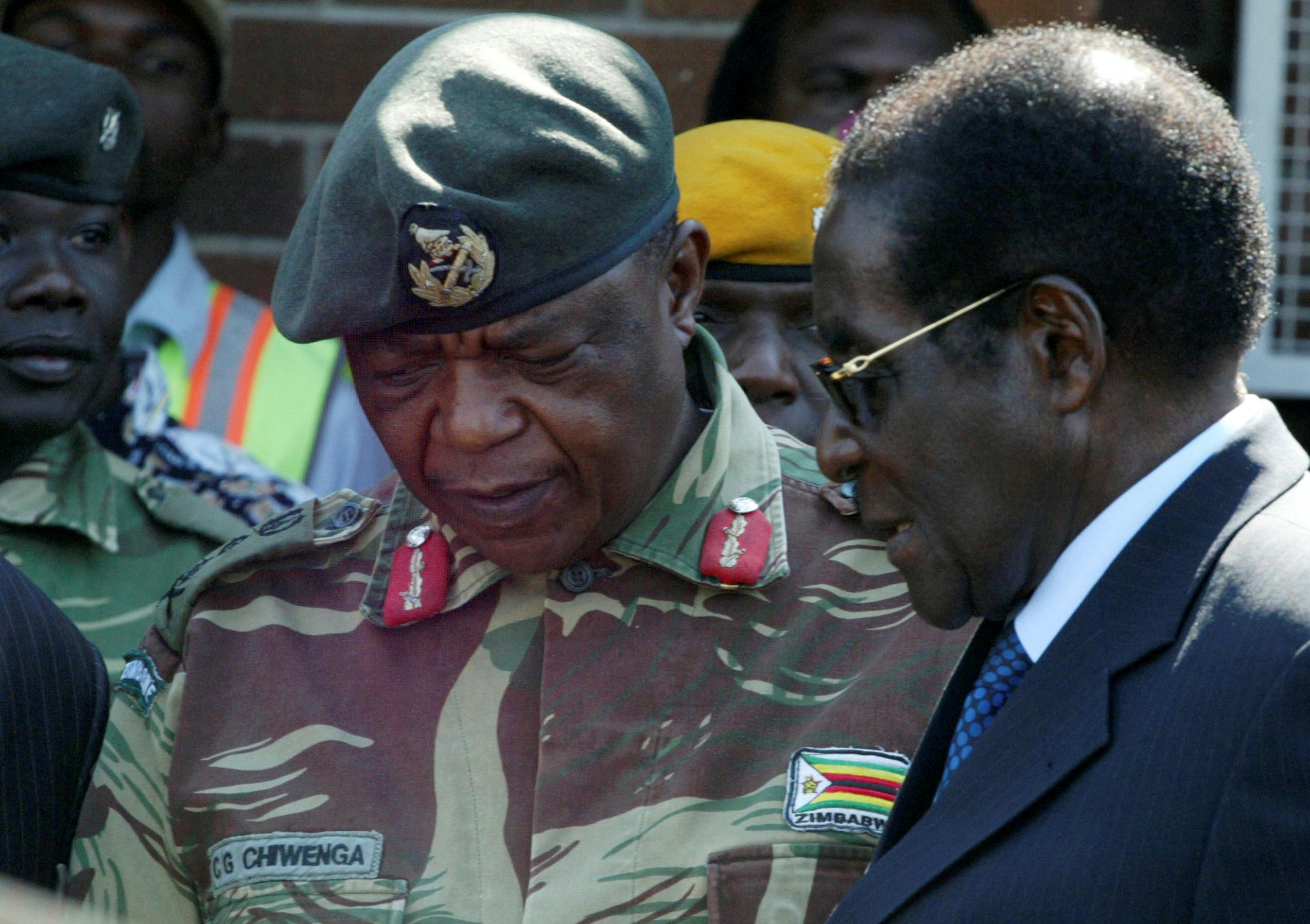 El presidente Robert Mugabe habla con el General Constantino Chiwengaen una foto de 2008 (REUTERS/Philimon Bulawayo/archivo)