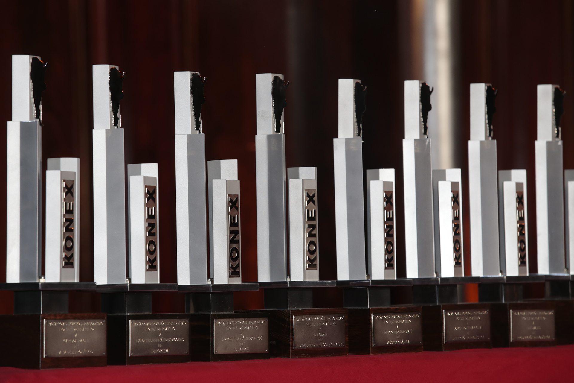Luego de haberse entregado el pasado 12 de septiembre los Premios Konex – Diplomas al Mérito a 105 figuras destacadas de la Comunicación – Periodismo Argentino en 21 disciplinas, el Gran Jurado integrado por 20 notables miembros, se reunió para elegir en cada uno de los 21 quintetos premiados a las personalidades que ostentaron la trayectoria más significativa de la última década. Estas figuras recibieron el Konex de Platino