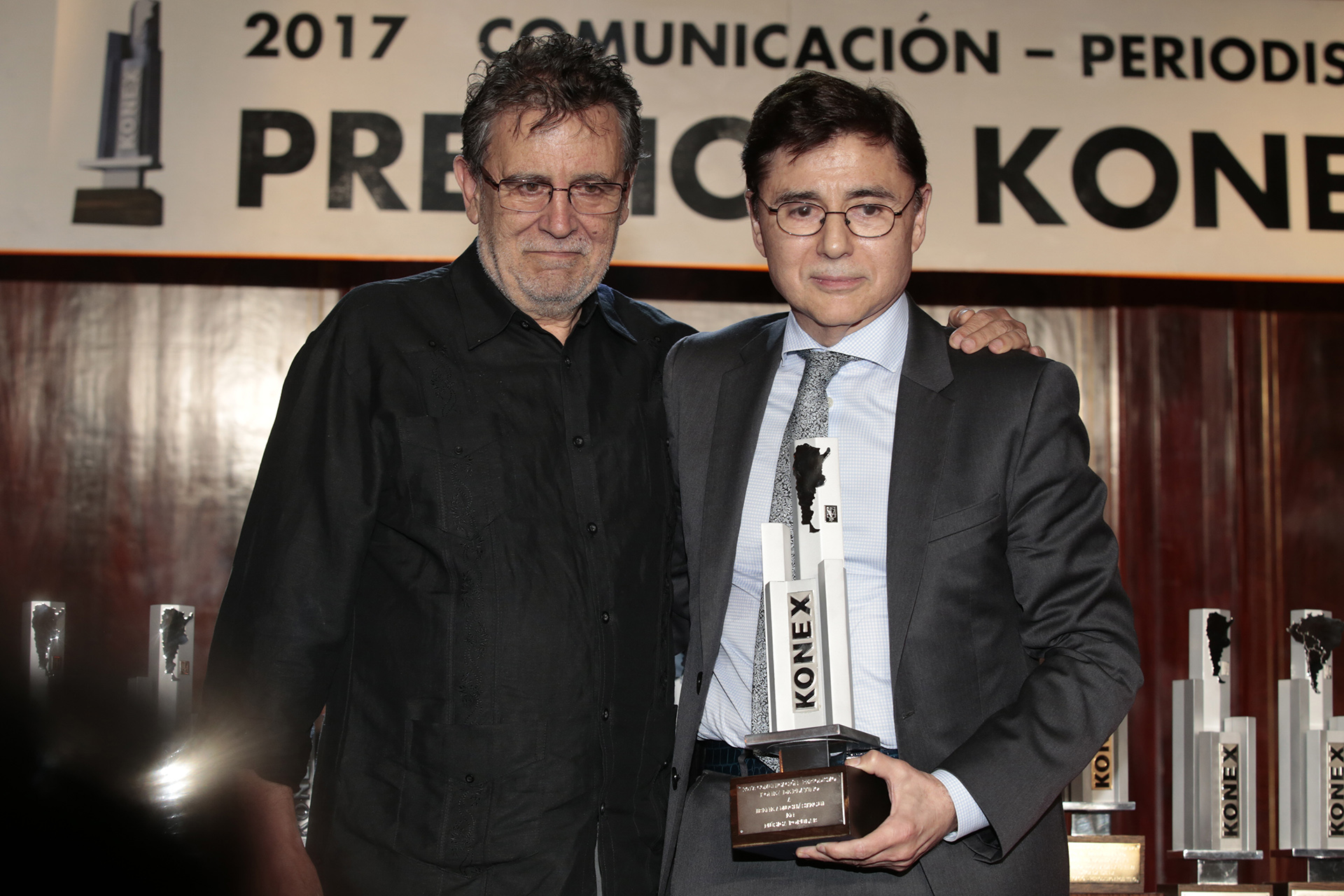 Jorge Fontevecchia recibió el Konex de Platino en Dirección Periodística, de manos de Roberto Pablo Guareschi