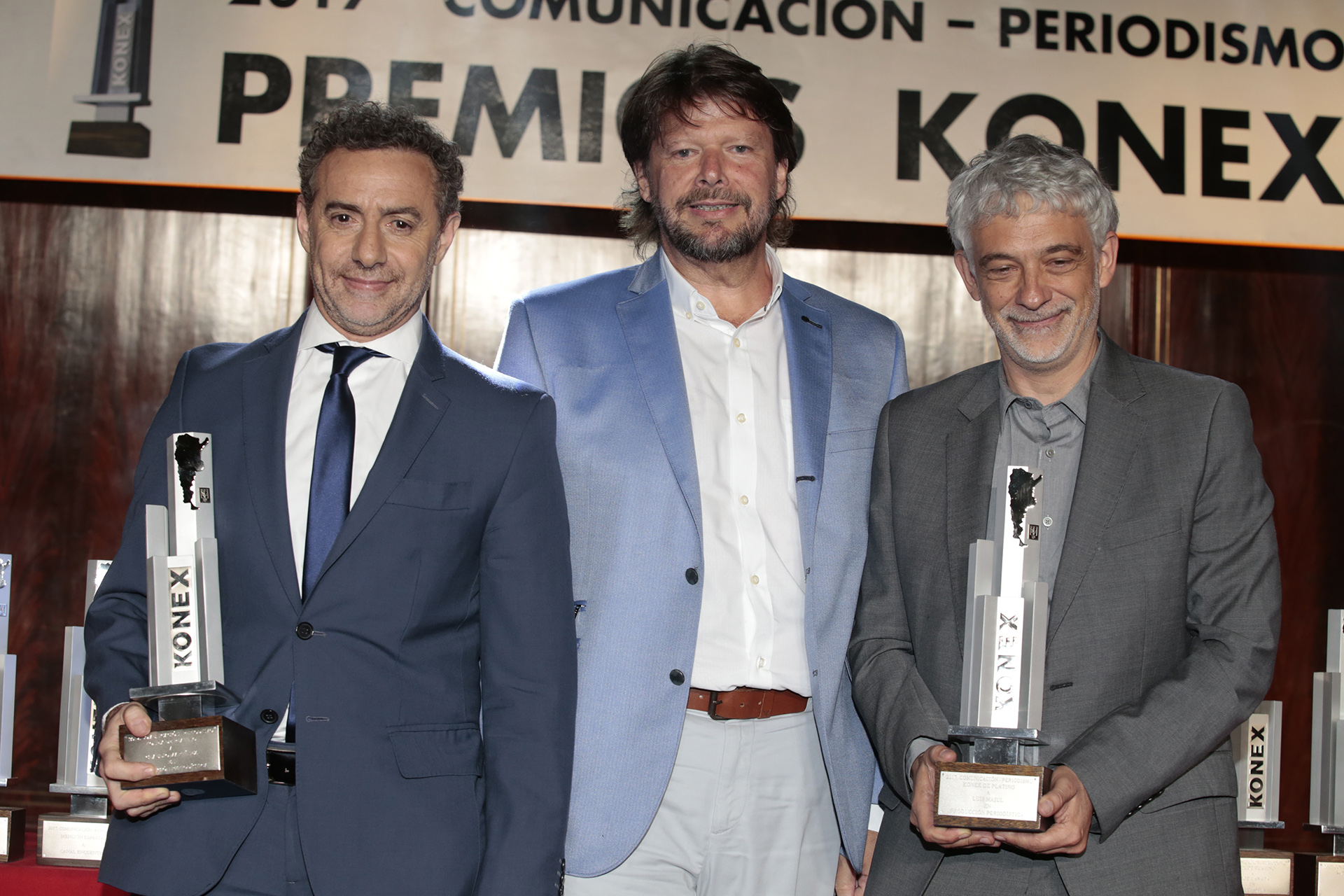 Luis Majul y Claudio Martínez recibieron el Konex de Platino en Producción Periodística, de manos de Carlos De Elía