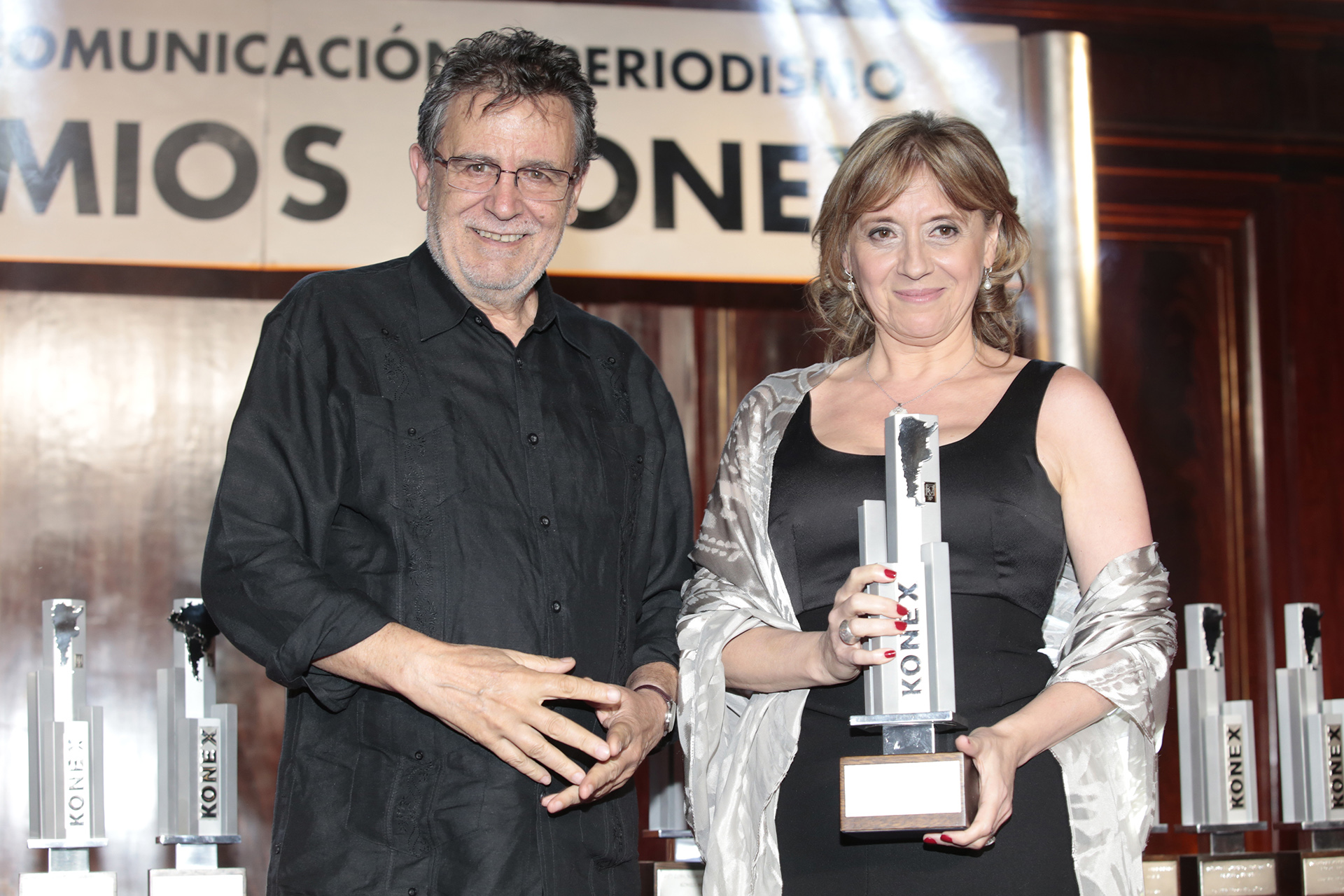 Hinde Pomeraniec, ganadora del Konex de Platino en la categoría Literaria. Lo recibió de manos de Roberto Pablo Guareschi