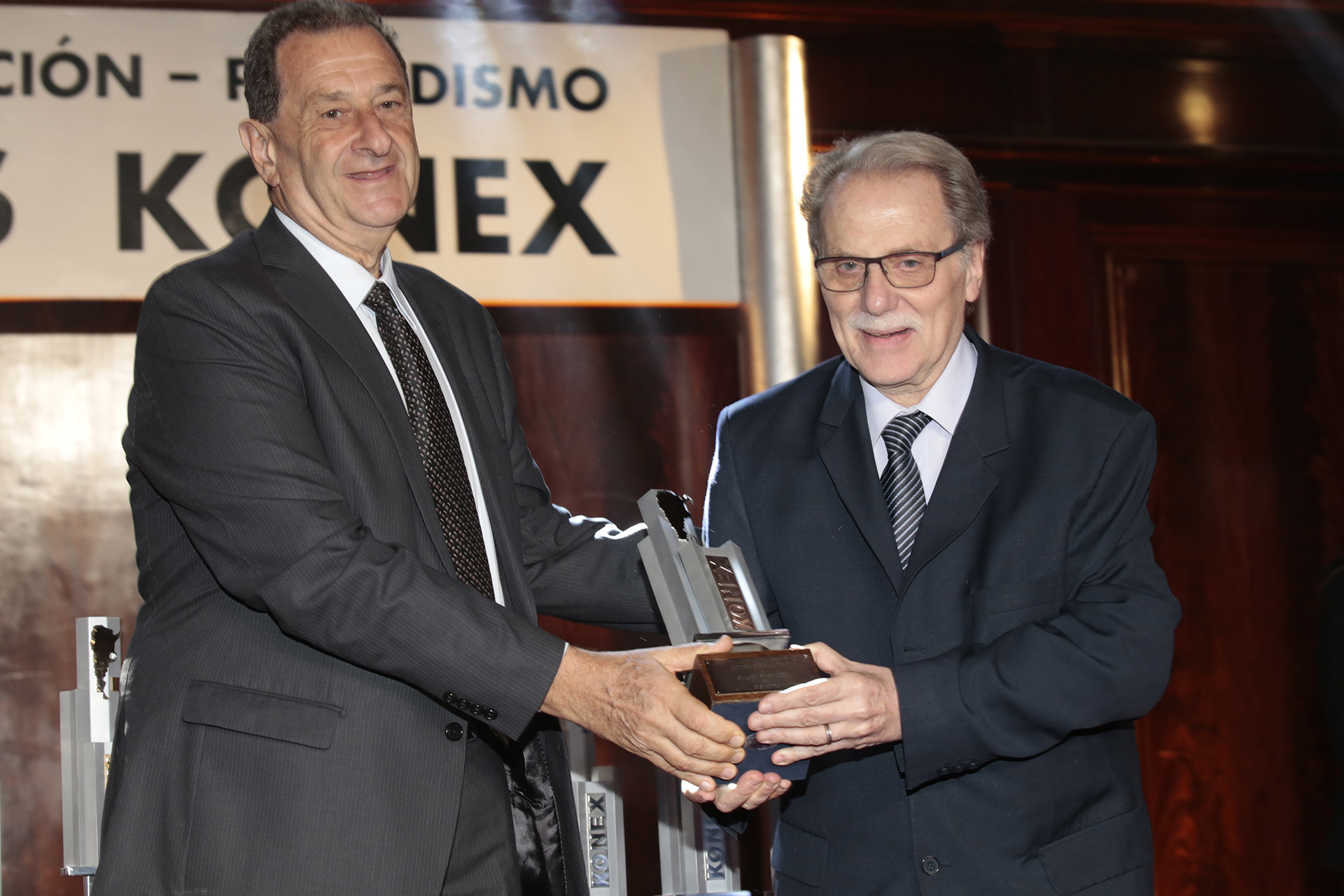 Bernardo Kosacoff le entrega su Konex a Ismael Bermúdez