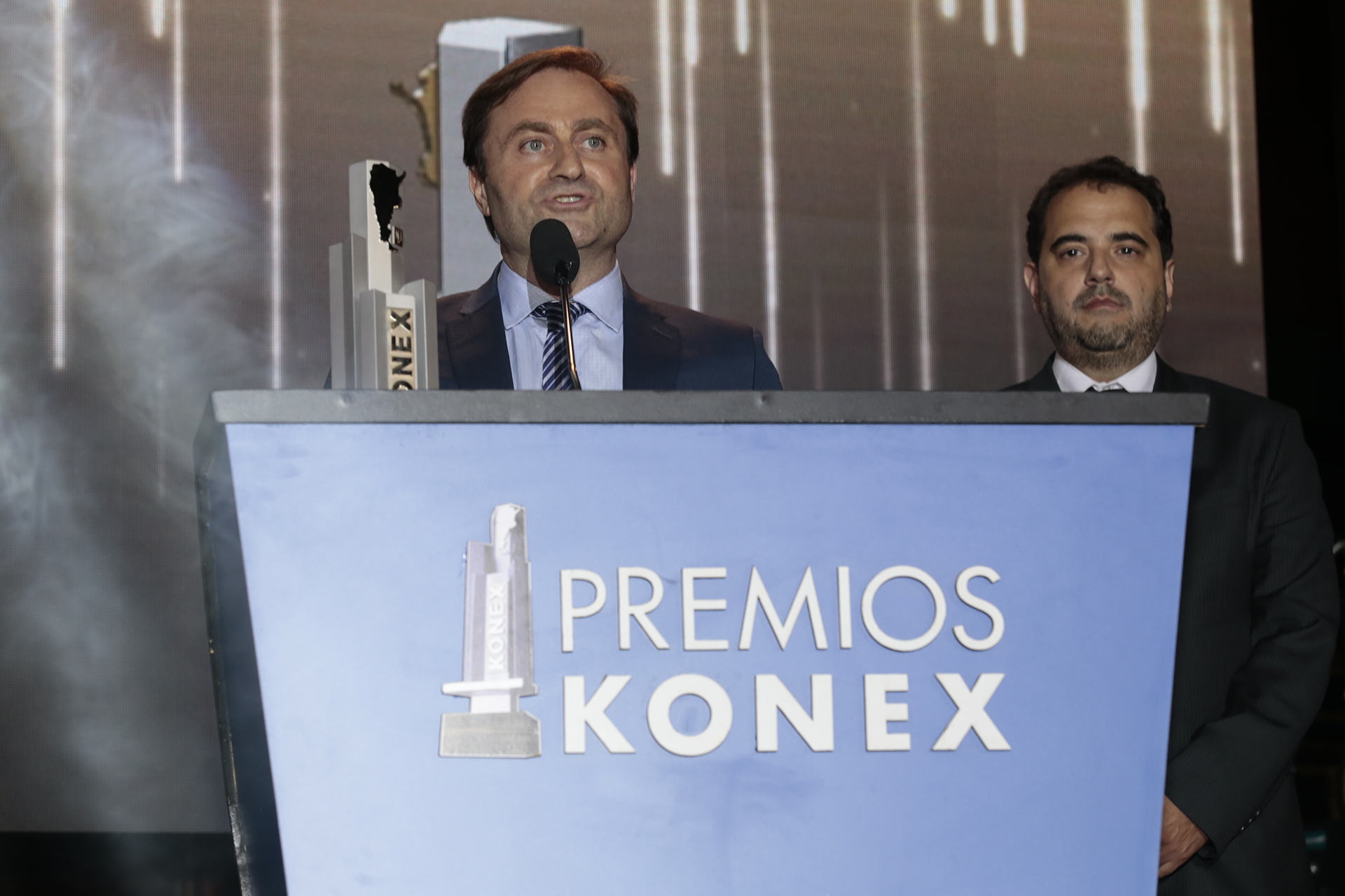 El presidente de FOPEA, Néstor Sclauzero, agradece la Mención Especial que recibió esa entidad, acompañado del ex presidente Gabriel Michi