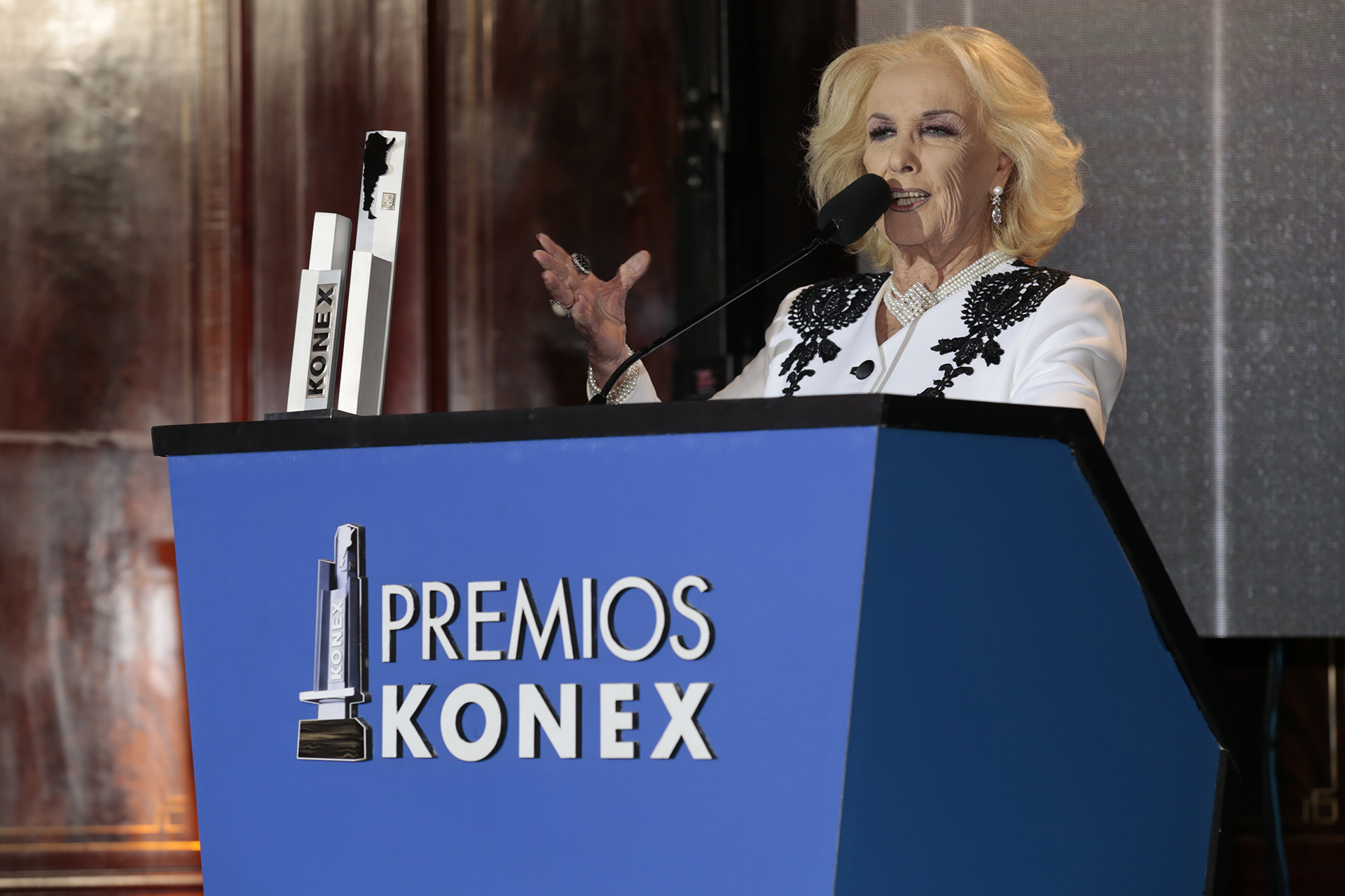Mirtha Legrand durante su discurso. Las Menciones Especiales se otorgan a quienes, además de poseer sobrados méritos para ser premiados por su desempeño, se destacan por su importantísimo aporte a la Comunicacion- Periodismo Argentino