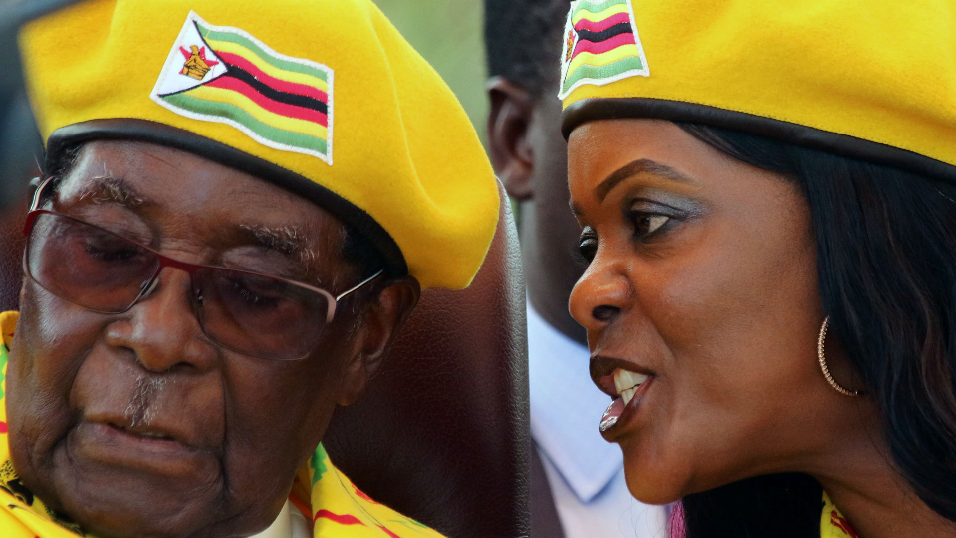 La entonces primera dama Grace Mugabe le habla al oído a su marido durante un acto en Harare, Zimbabwe, el 8 de noviembre de 2017 (REUTERS/Philimon Bulawayo)