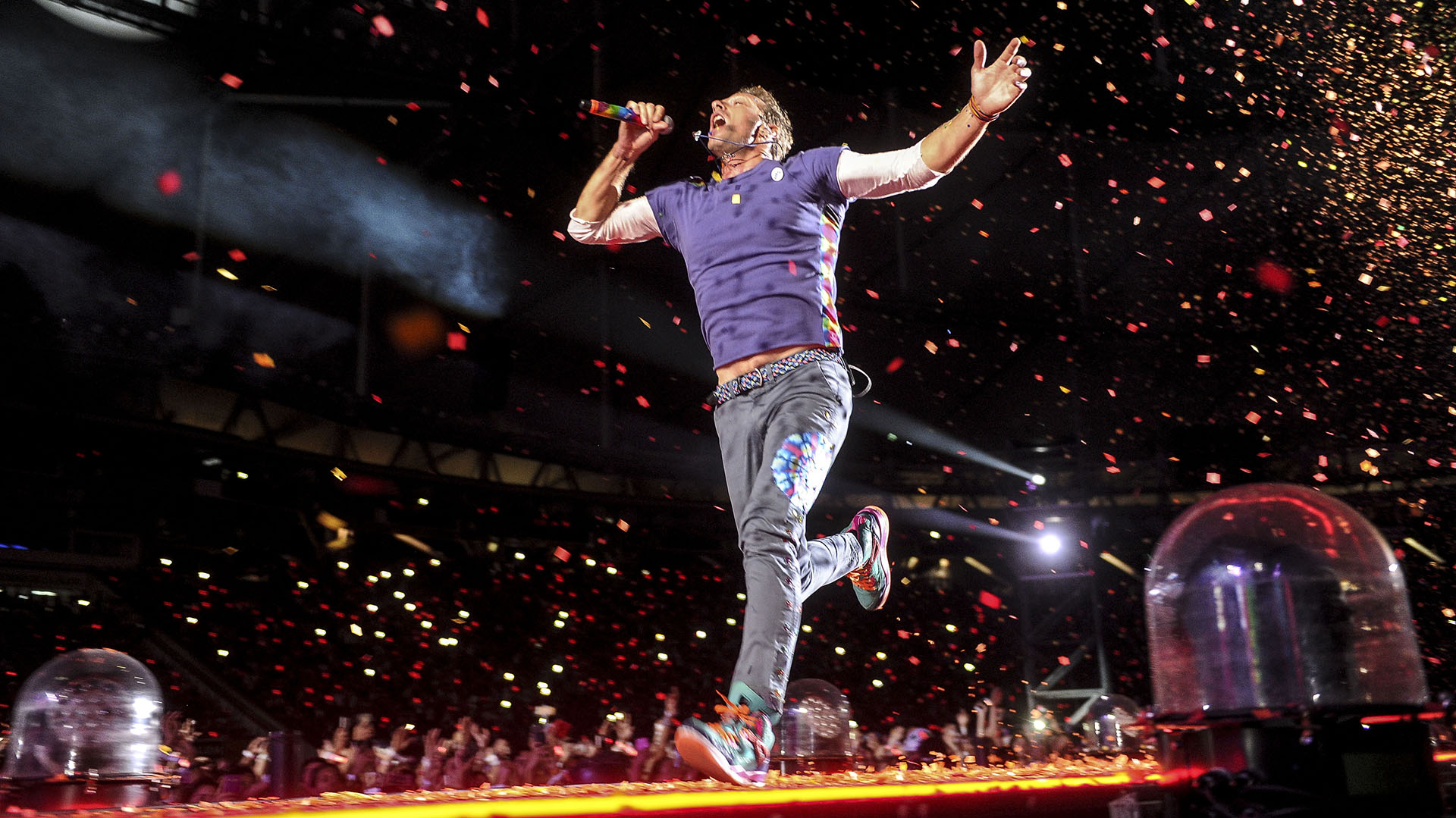 El primer concierto de la gira se realizó en el Estadio Único de La Plata, en Argentina, el 31 de marzo de 2016, y finalizó en el mismo lugar el 15 de noviembre de 2017.