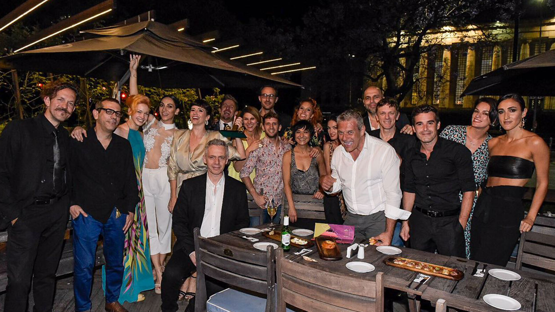 El festejo del elenco de “Sugar”, el musical que obtuvo diez premios