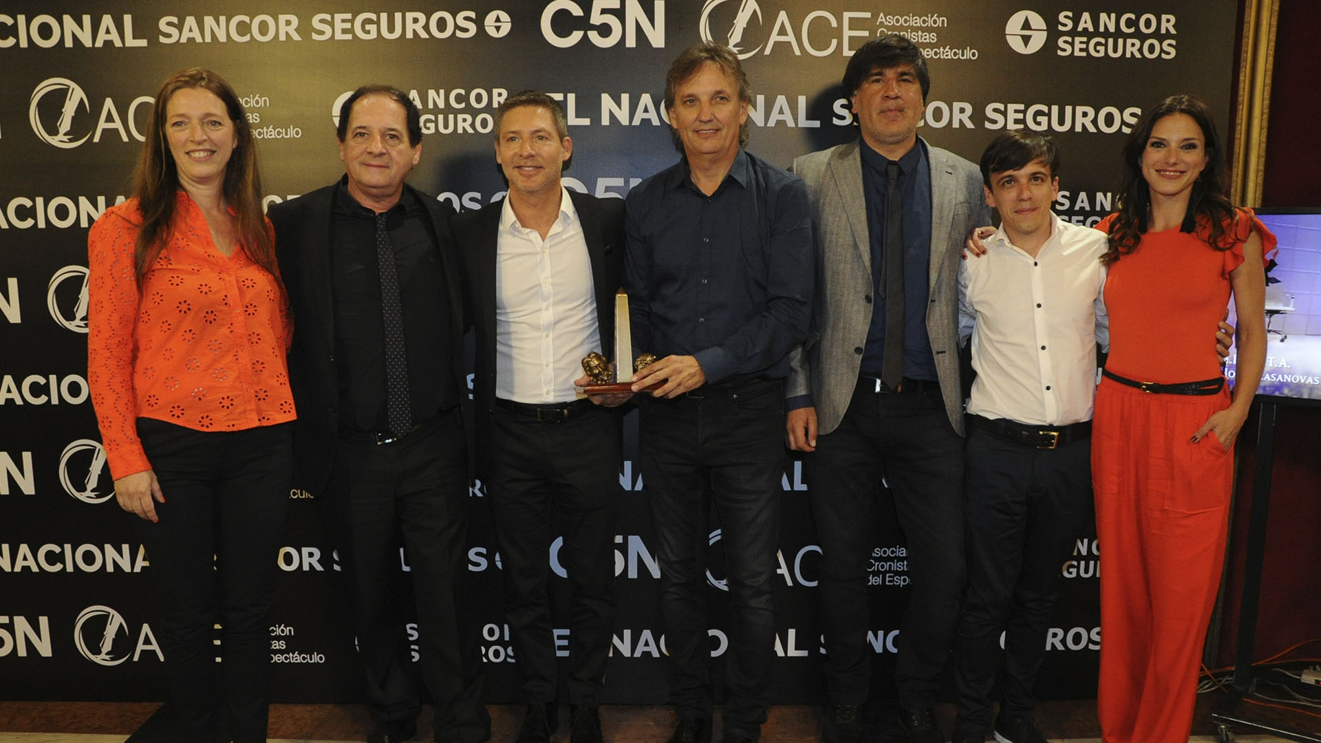 Adrián Suar y Julio Chávez con el equipo de “Un rato con él”, elegida como Mejor Comedia