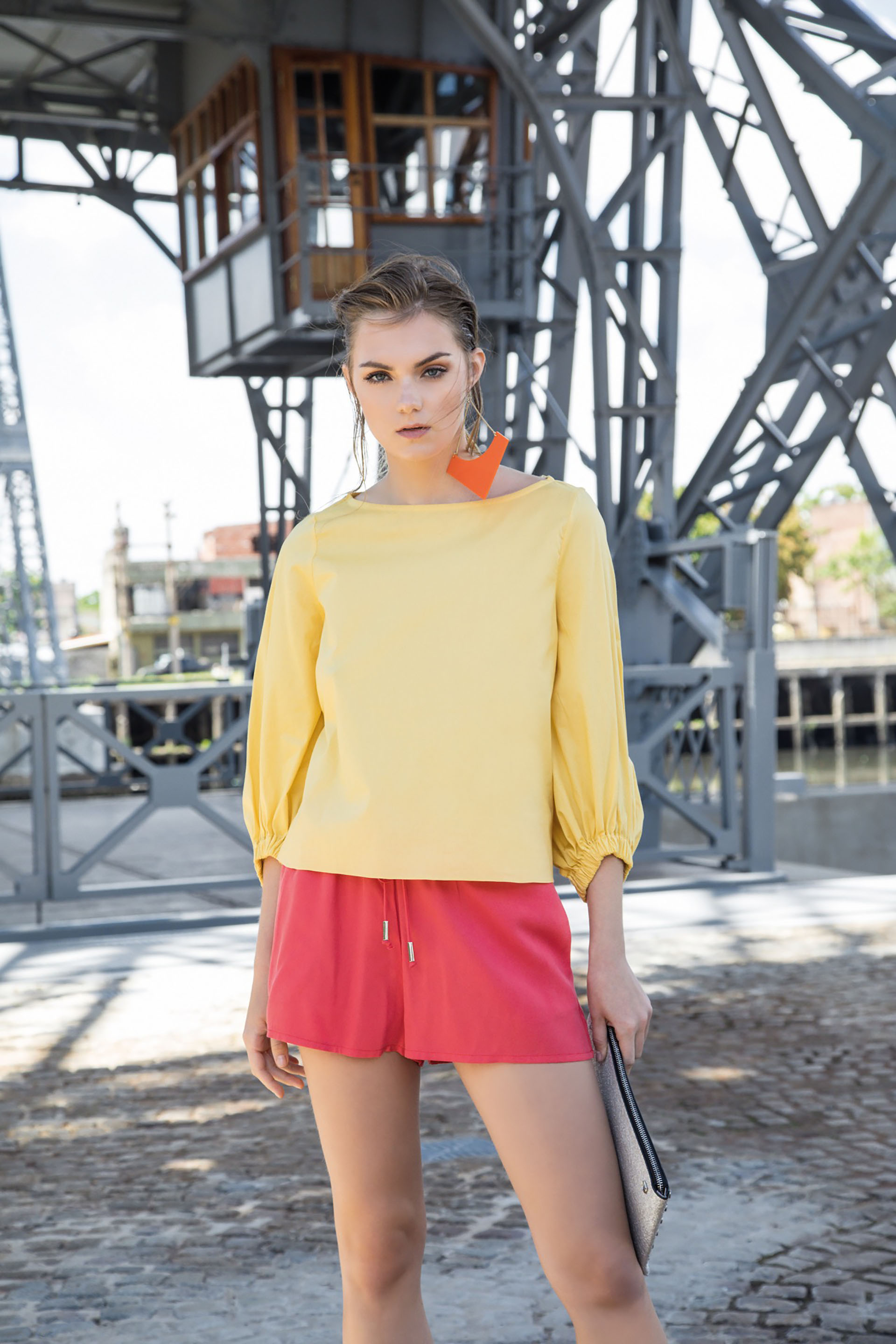 Blusa con manga capullo ($ 1.400, Clara Ibarguren), short deportivo ($ 1. 900, Vitamina), sobre plateado ($ 1.790, Prüne) y aros de acrílico ($ 1.600, Luna Garzón). Foto Fernando Venegas/ Para Ti