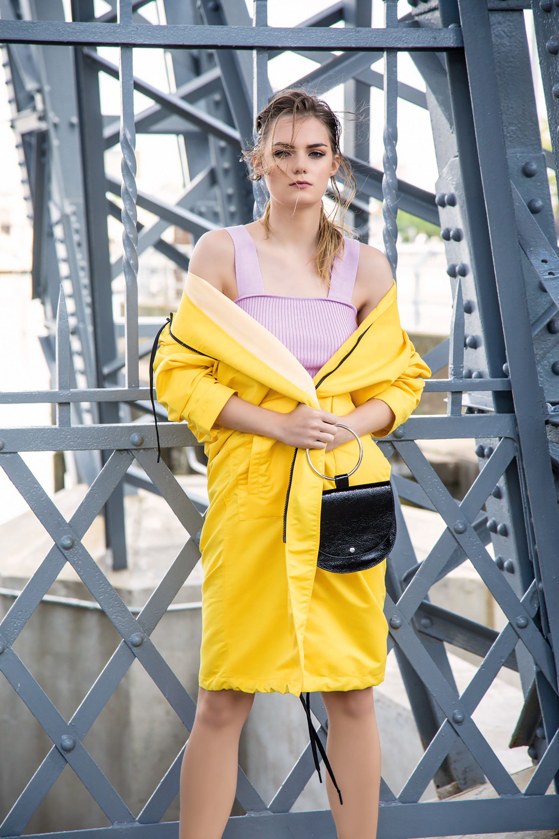 Camperón impermeable con capucha ($ 2.990, Complot), crop top de hilo($ 1.885, AY Not Dead) y cartera de charol con manija ($ 4.350, Mishka). Foto Fernando Venegas/ Para Ti
