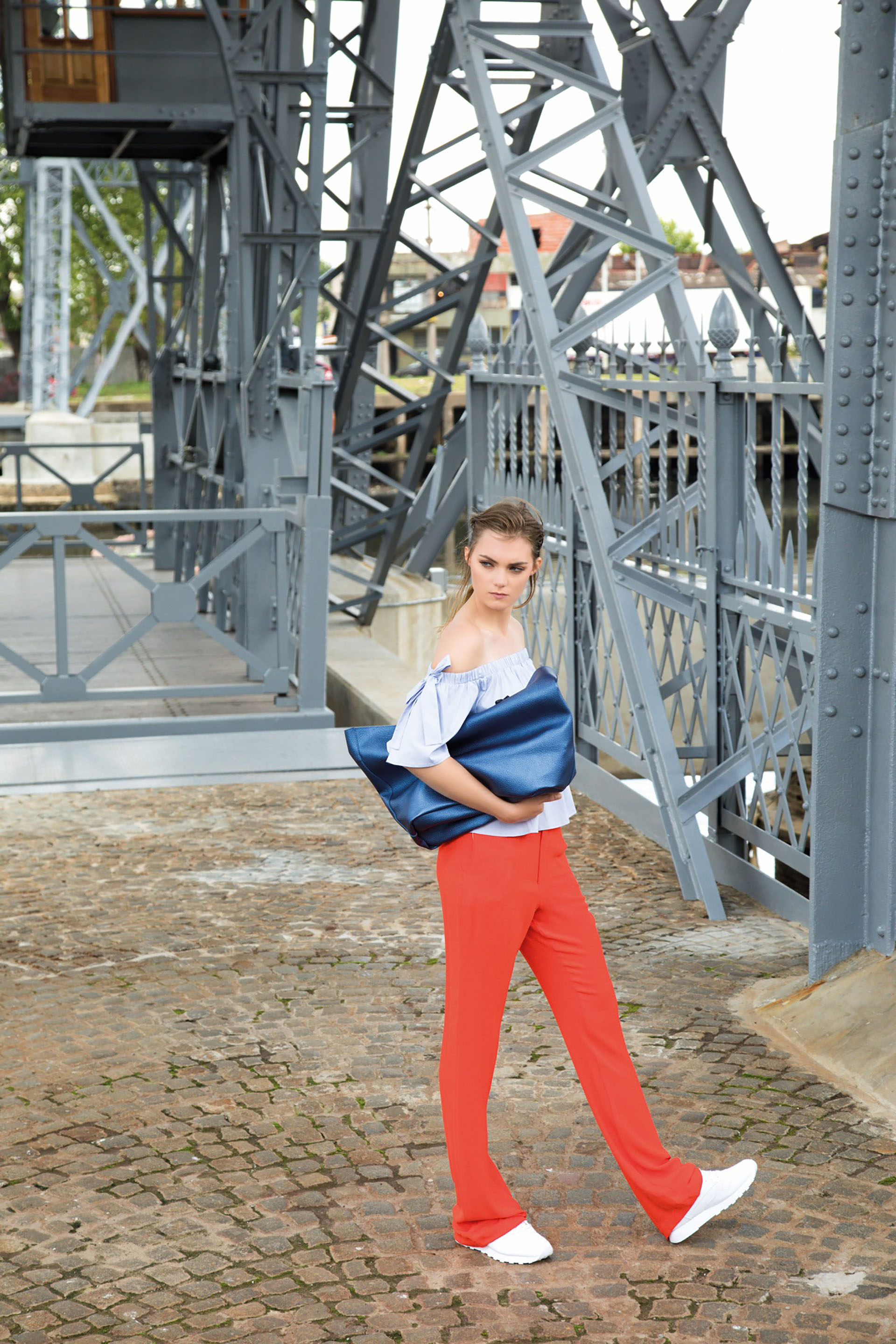 Top off the shoulders ($ 1.500, Tucci), pantalón de crepé ($ 1.998, Ayres), zapatillas de cuero ($ 1.849, Reebok) y megacartera metalizada ($ 3.590, Prüne). Foto Fernando Venegas/ Para Ti