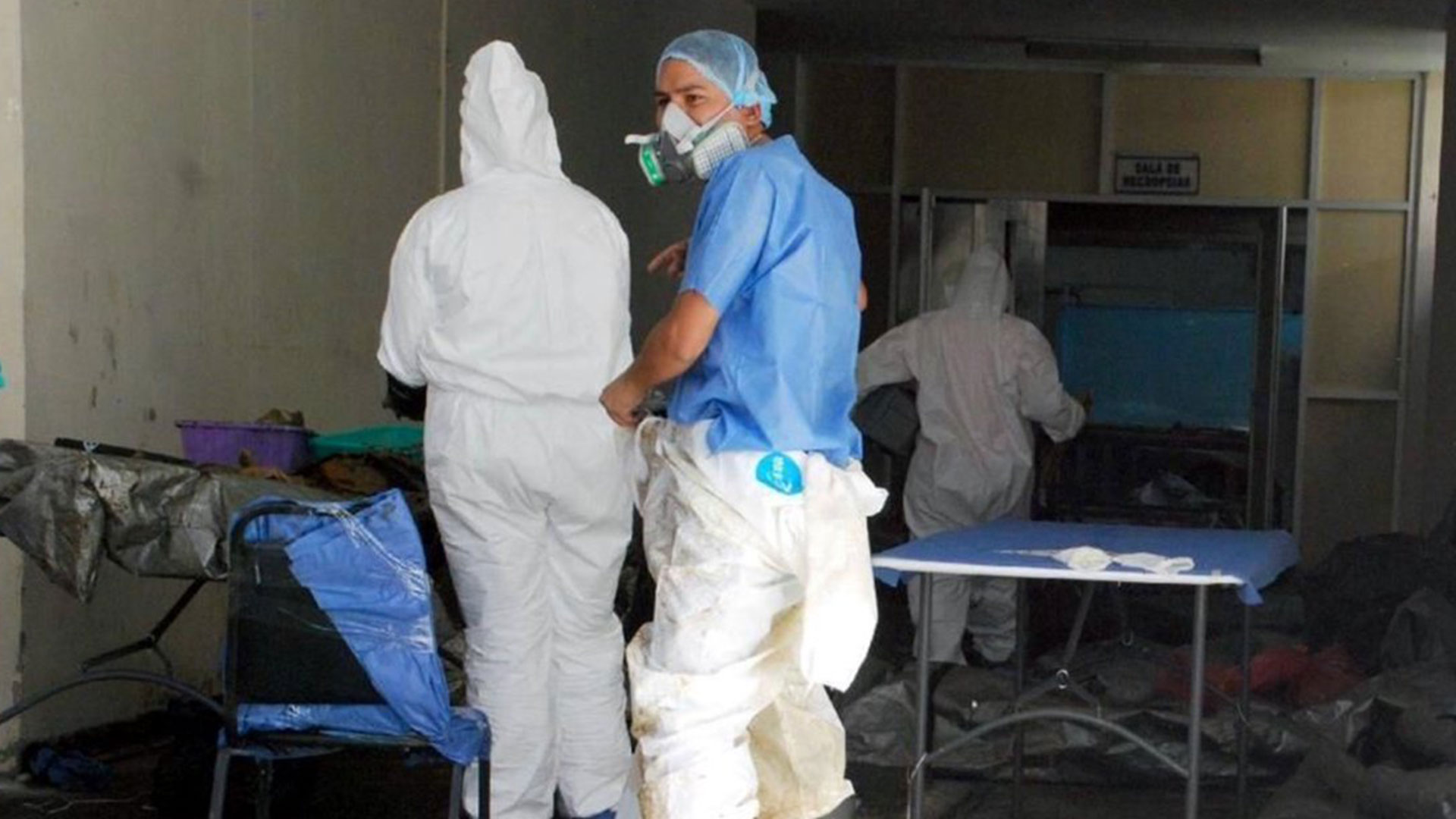 Empleados de algunas morgues han parado labores por los olores fétidos producidos por la sobrepoblación de cadáveres